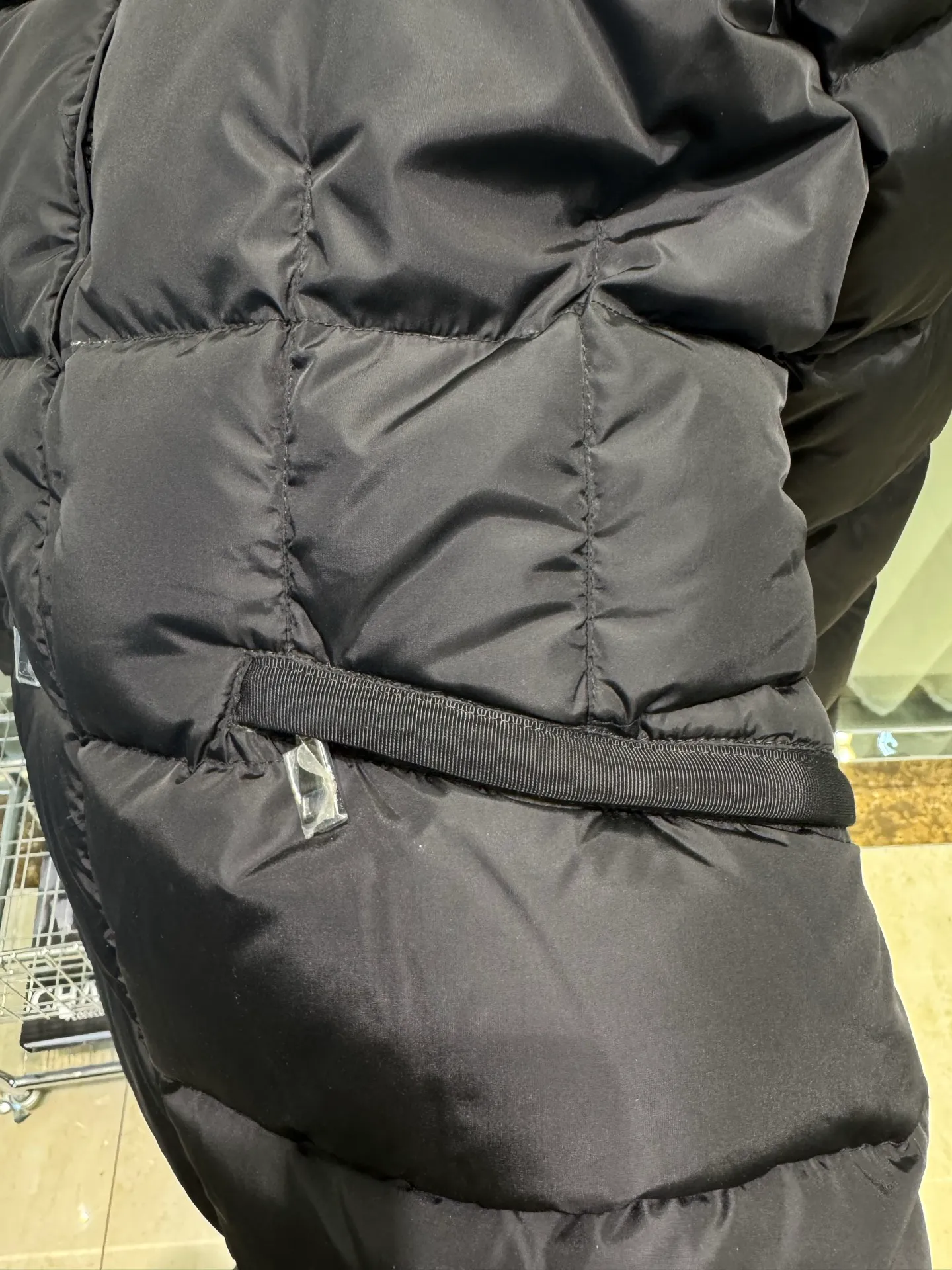 P720 Moncler/Avoce series short slim-fit hooded down jacket adopts the correct version of three-dimensional cutting. The upper body becomes ant waist in seconds, which is significantly better than the flat cutting on the market. The fabric is made of functional nylon and lightweight Longue. Saison lining, filled with high-quality down, equipped with an adjustable hood and zipper pockets, built-in elastic waistband to outline the curves, full of high-end look, simple but not simple, both in terms of fabric material and overall outline, it has both fashionable styling and good cold protection effect, and brings a comfortable wearing experience and feeling. It can concave shape and keep warm, three-dimensional and full, highly practical, filled with white duck down inside, three standards for customized accessories Size: 1 2 3 4
