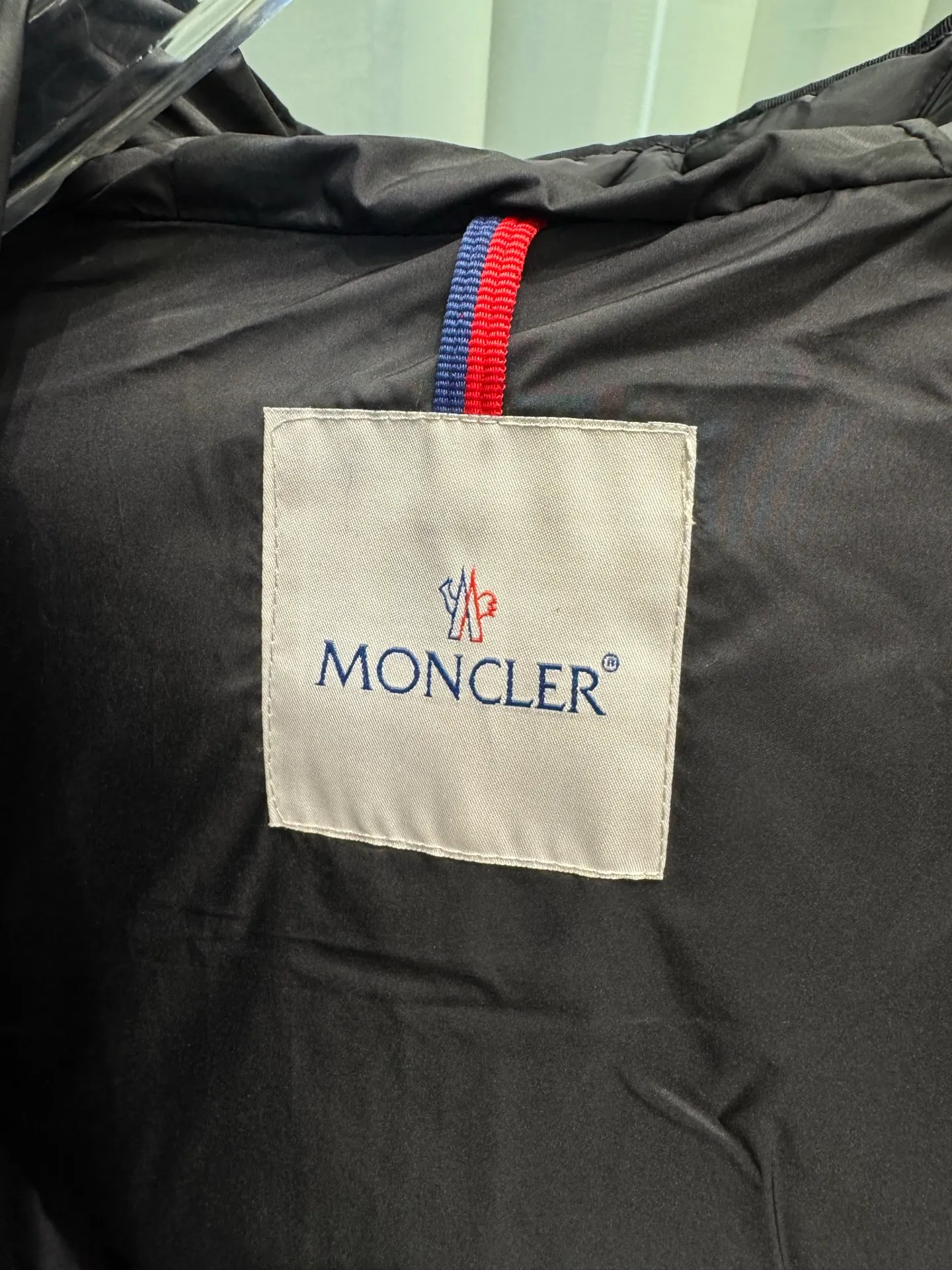P720 Moncler/Avoce series short slim-fit hooded down jacket adopts the correct version of three-dimensional cutting. The upper body becomes ant waist in seconds, which is significantly better than the flat cutting on the market. The fabric is made of functional nylon and lightweight Longue. Saison lining, filled with high-quality down, equipped with an adjustable hood and zipper pockets, built-in elastic waistband to outline the curves, full of high-end look, simple but not simple, both in terms of fabric material and overall outline, it has both fashionable styling and good cold protection effect, and brings a comfortable wearing experience and feeling. It can concave shape and keep warm, three-dimensional and full, highly practical, filled with white duck down inside, three standards for customized accessories Size: 1 2 3 4