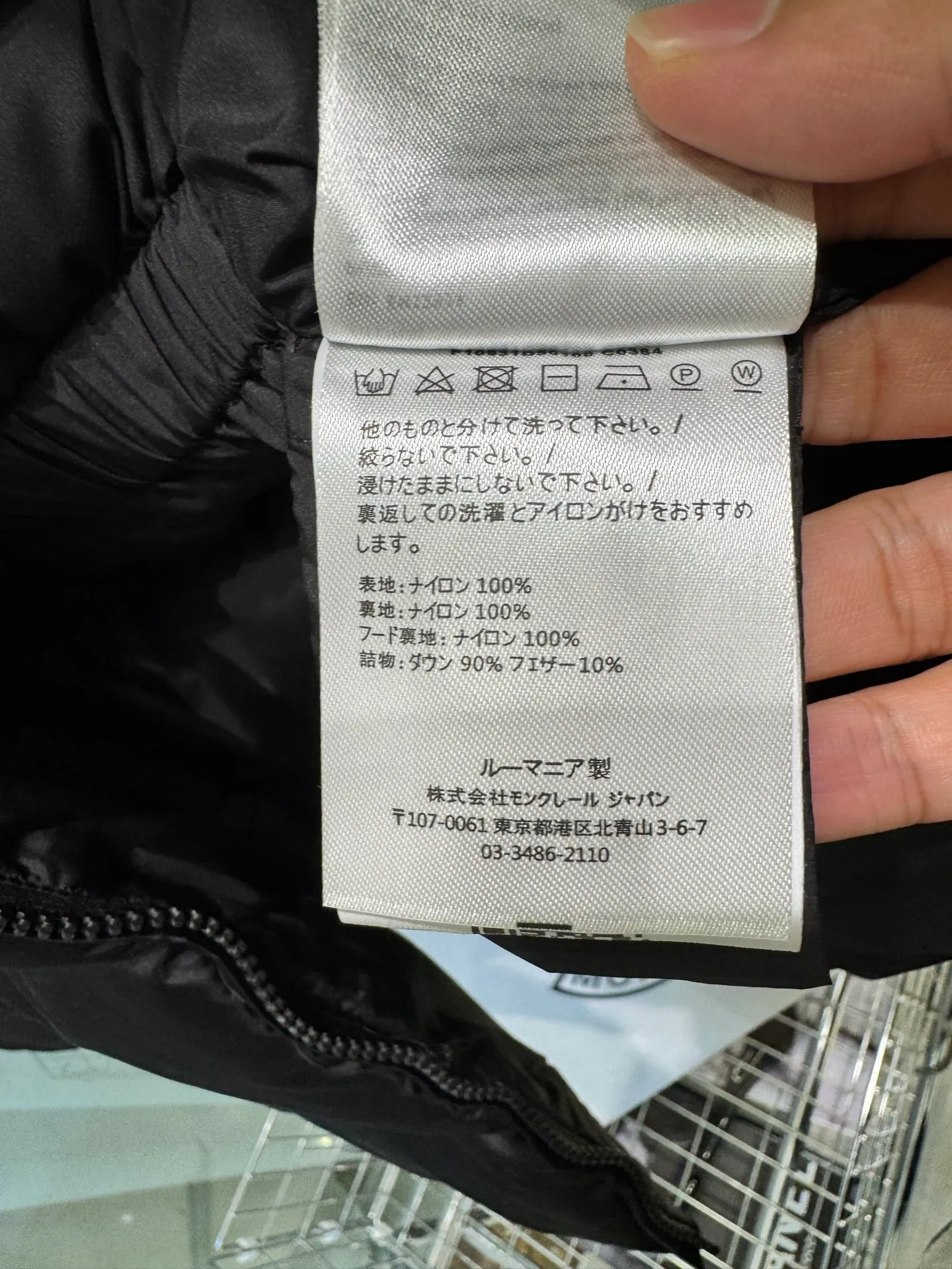 P720 Moncler/Avoce series short slim-fit hooded down jacket adopts the correct version of three-dimensional cutting. The upper body becomes ant waist in seconds, which is significantly better than the flat cutting on the market. The fabric is made of functional nylon and lightweight Longue. Saison lining, filled with high-quality down, equipped with an adjustable hood and zipper pockets, built-in elastic waistband to outline the curves, full of high-end look, simple but not simple, both in terms of fabric material and overall outline, it has both fashionable styling and good cold protection effect, and brings a comfortable wearing experience and feeling. It can concave shape and keep warm, three-dimensional and full, highly practical, filled with white duck down inside, three standards for customized accessories Size: 1 2 3 4