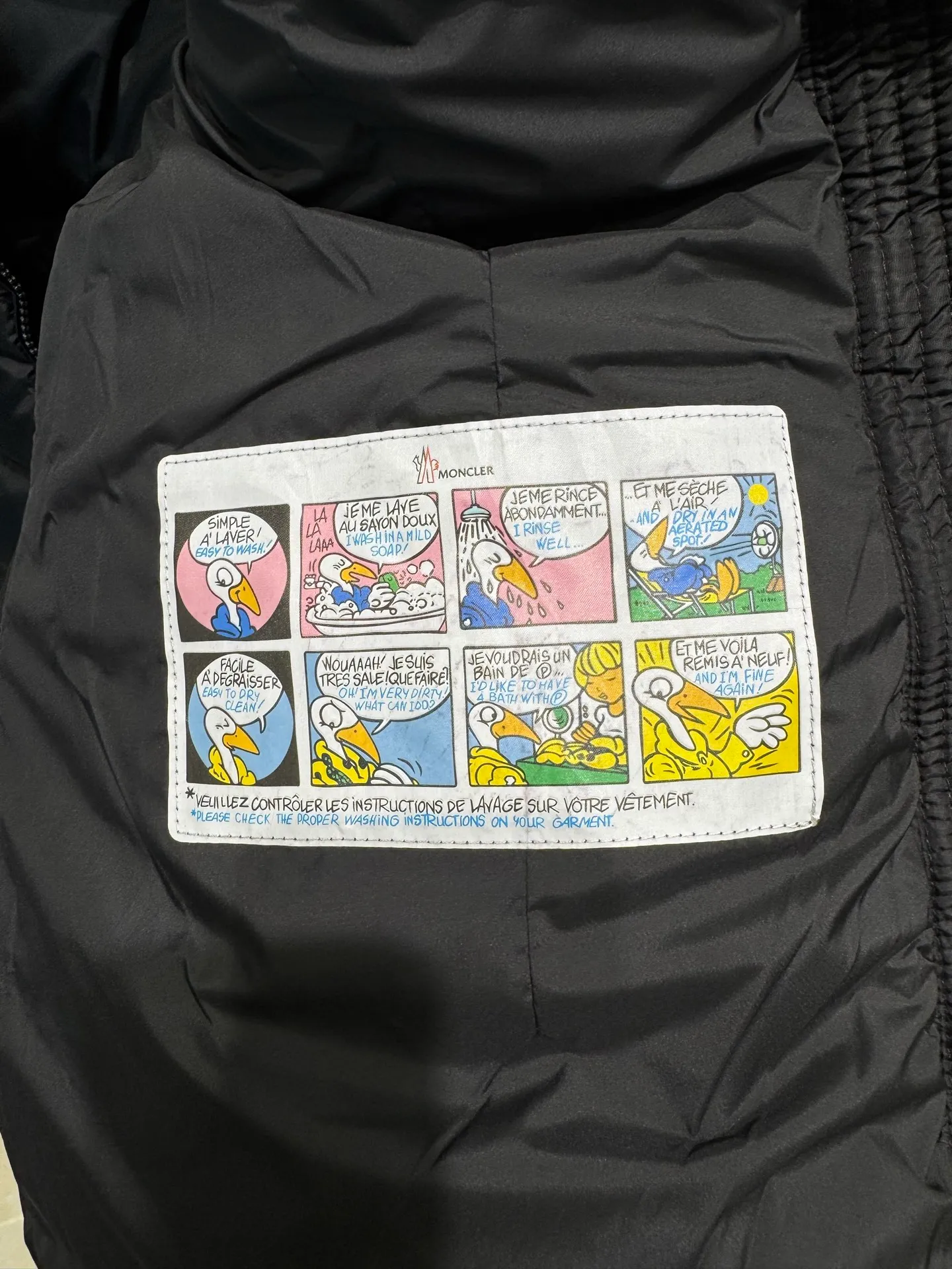 P720 Moncler/Avoce series short slim-fit hooded down jacket adopts the correct version of three-dimensional cutting. The upper body becomes ant waist in seconds, which is significantly better than the flat cutting on the market. The fabric is made of functional nylon and lightweight Longue. Saison lining, filled with high-quality down, equipped with an adjustable hood and zipper pockets, built-in elastic waistband to outline the curves, full of high-end look, simple but not simple, both in terms of fabric material and overall outline, it has both fashionable styling and good cold protection effect, and brings a comfortable wearing experience and feeling. It can concave shape and keep warm, three-dimensional and full, highly practical, filled with white duck down inside, three standards for customized accessories Size: 1 2 3 4