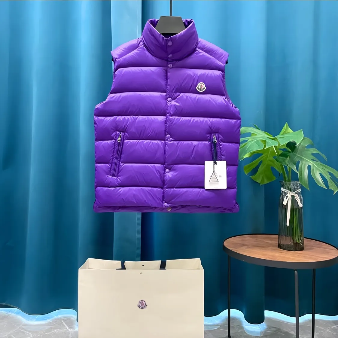 P700 Moncler➡️Moncler Feather Emperor 🦢 Down Stand Collar Down Vest Vest is now a hot sale at the counter! New winter down has been released 💥 New styles are popping up in an endless stream, down vest vest 1:1 original mold, 90 white goose down. The lining is thin, slim, comfortable and warm, simple and fashionable, super exquisite tailoring. The accessories and hardware are also meticulous. We just want to bring you good products. Same style for men and women. Sizes: 1 code, 2 codes, 3 codes, 4 codes, 5 codes.