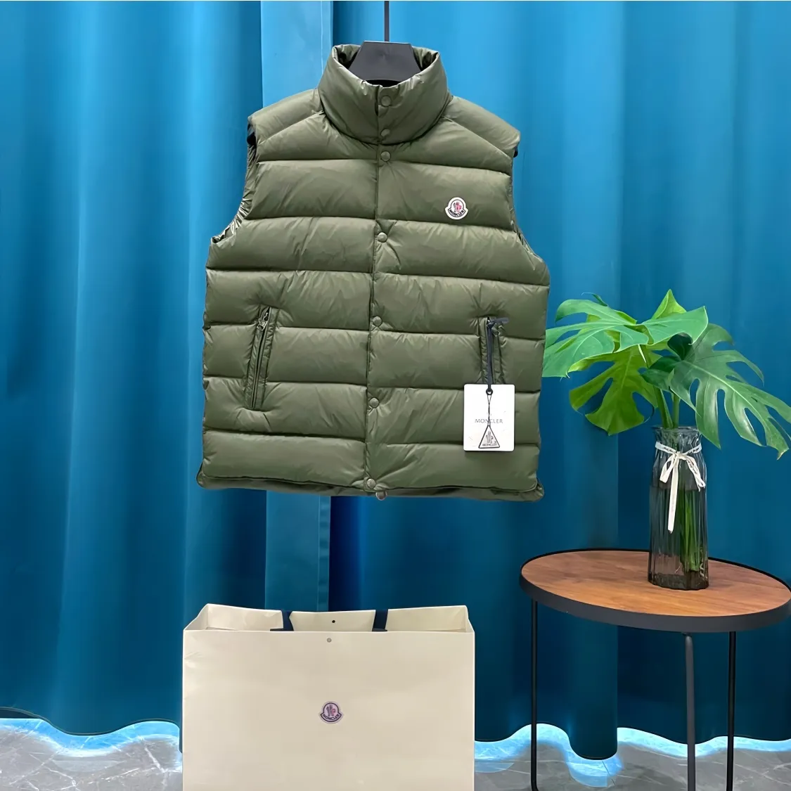 P700 Moncler➡️Moncler Feather Emperor 🦢 Down Stand Collar Down Vest Vest is now a hot sale at the counter! New winter down has been released 💥 New styles are popping up in an endless stream, down vest vest 1:1 original mold, 90 white goose down. The lining is thin, slim, comfortable and warm, simple and fashionable, super exquisite tailoring. The accessories and hardware are also meticulous. We just want to bring you good products. Same style for men and women. Sizes: 1 code, 2 codes, 3 codes, 4 codes, 5 codes.