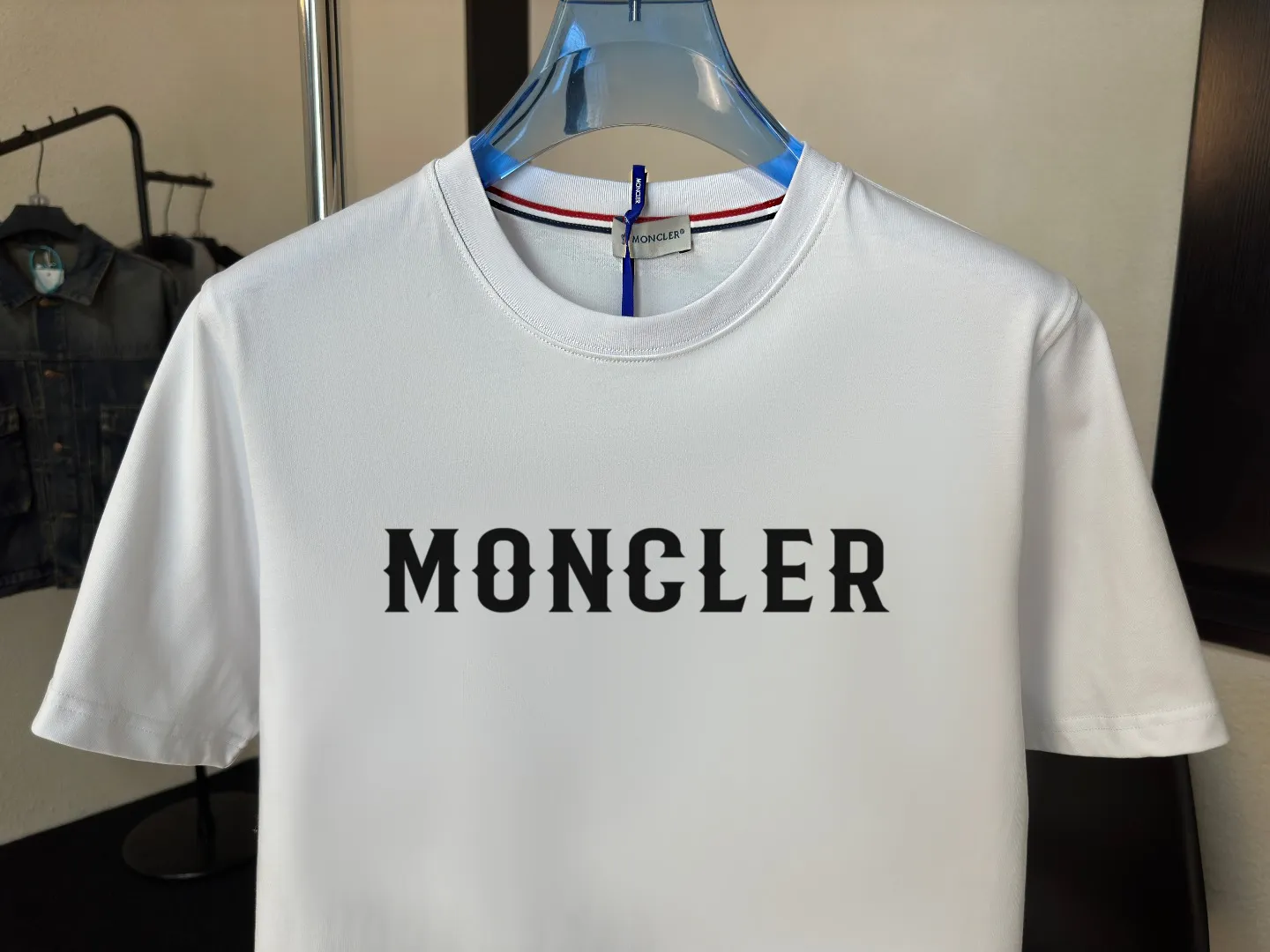 P140 Upgraded version "Mobile phone smart sensor ~ NFC chip armband ~ Direct access to the official website for anti-counterfeiting" "Moncler ~ Mouth Mouth" 2025 new high-quality round neck short-sleeved T-shirt. The cuffs have imported embroidered labels. Customized dyeing, very comfortable to touch. Super versatile and good-looking short-sleeved. Complete with three labels. Non-market ordinary version. Feel free to compare. Quality is absolutely guaranteed! ‼ First of all, this original fabric is all custom-woven with 32-count double yarn fabric, 250G, and the weight is the same‼ Fine workmanship, double waistcoat method, double waistcoat method, double waistcoat method makes the whole dress more three-dimensional, which is not a craft that ordinary T-shirts can achieve🤪 Size: S-M-L-XL-2XL Color: black, white, apricot, same style for men and women