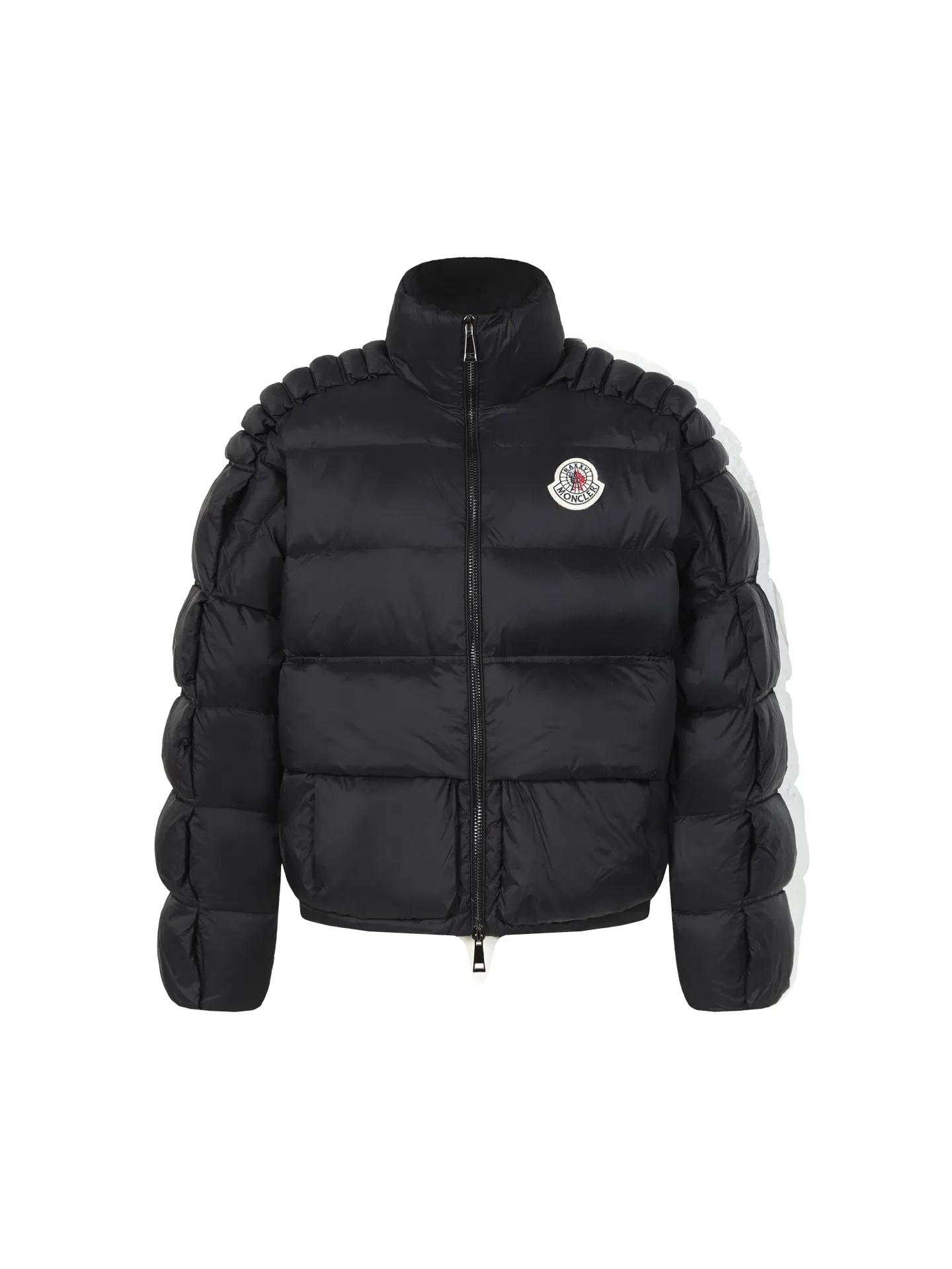 P920 Moncler Premium goose down filling ➕Original replacement fabric ➕Original matching hardware. The tag bar code is complete and consistent with the official website. The tag has built-in NFC electronic induction anti-counterfeiting. Supports multiple anti-counterfeiting verifications • Made of lightweight tear-resistant fabric • Fine tear-resistant fabric lining • Zipper opening and closing • Hidden pockets • Windproof placket • Zipper opening and closing • Quilted patch, filled with down • Co-branded felt logo patch Color: Black/White Size: 0 1 2 3 4