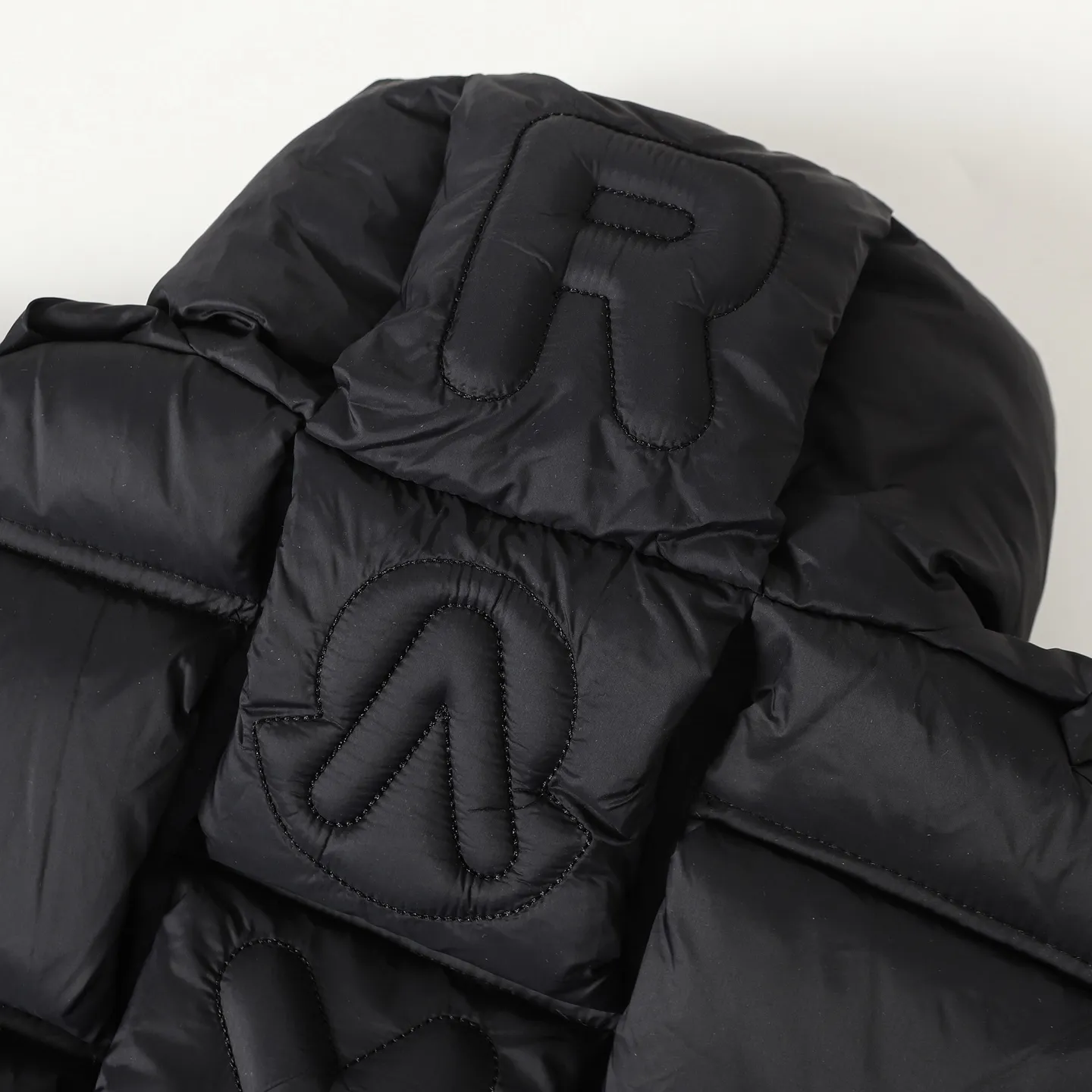 P920 Moncler Premium goose down filling ➕Original replacement fabric ➕Original matching hardware. The tag bar code is complete and consistent with the official website. The tag has built-in NFC electronic induction anti-counterfeiting. Supports multiple anti-counterfeiting verifications • Made of lightweight tear-resistant fabric • Fine tear-resistant fabric lining • Zipper opening and closing • Hidden pockets • Windproof placket • Zipper opening and closing • Quilted patch, filled with down • Co-branded felt logo patch Color: Black/White Size: 0 1 2 3 4