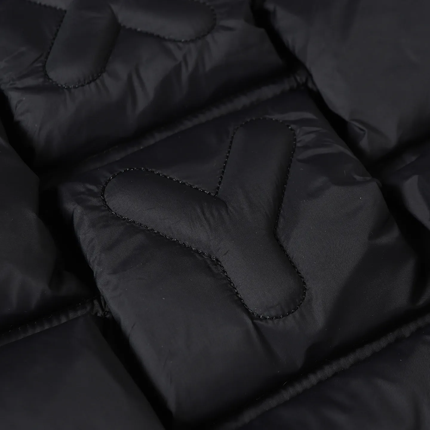 P920 Moncler Premium goose down filling ➕Original replacement fabric ➕Original matching hardware. The tag bar code is complete and consistent with the official website. The tag has built-in NFC electronic induction anti-counterfeiting. Supports multiple anti-counterfeiting verifications • Made of lightweight tear-resistant fabric • Fine tear-resistant fabric lining • Zipper opening and closing • Hidden pockets • Windproof placket • Zipper opening and closing • Quilted patch, filled with down • Co-branded felt logo patch Color: Black/White Size: 0 1 2 3 4