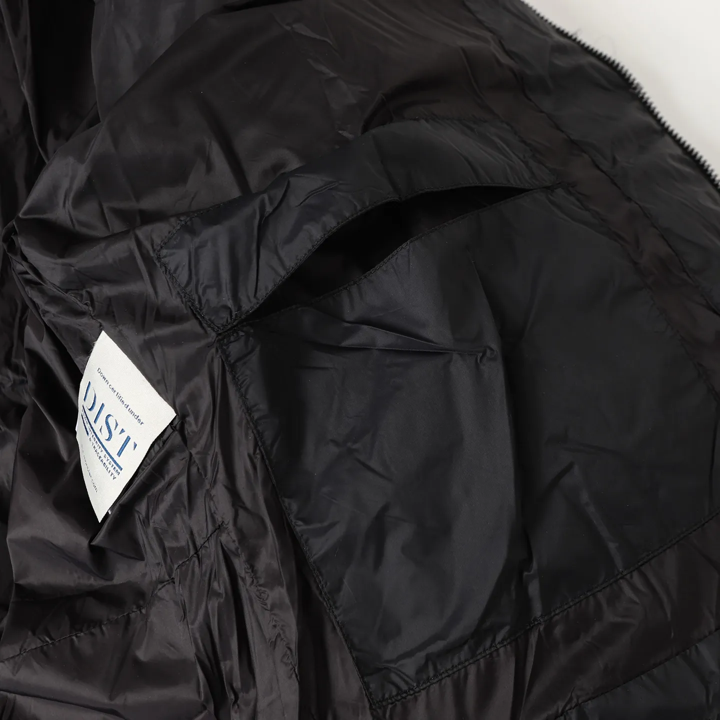 P920 Moncler Premium goose down filling ➕Original replacement fabric ➕Original matching hardware. The tag bar code is complete and consistent with the official website. The tag has built-in NFC electronic induction anti-counterfeiting. Supports multiple anti-counterfeiting verifications • Made of lightweight tear-resistant fabric • Fine tear-resistant fabric lining • Zipper opening and closing • Hidden pockets • Windproof placket • Zipper opening and closing • Quilted patch, filled with down • Co-branded felt logo patch Color: Black/White Size: 0 1 2 3 4