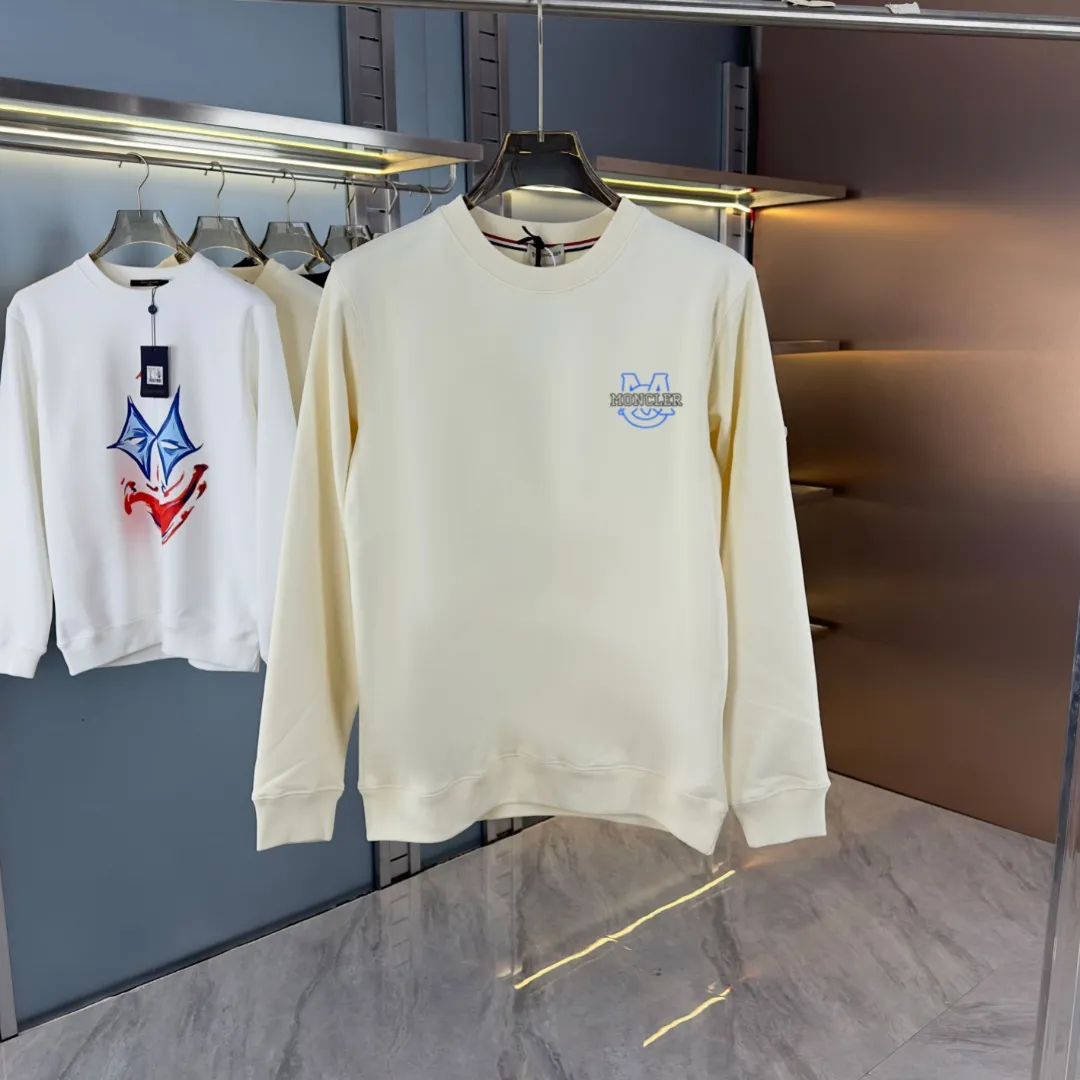 P210 high version sweatshirt) 📦With exclusive packaging📦 [Long-term ready stock] Upgraded version "Mobile phone smart sensor ~ NFC chip armband ~ Directly to the official website for anti-counterfeiting" 〖 𝐌𝐎𝐍𝐂𝐋𝐄𝐑 ~ Mouth covering〗 2025 new high quality, using 450 grams of heavyweight fabric Different from the market currency, you can mix and match everything at will and you will be handsome😎The whole clothes is made of double waistcoats. The double waistcoats make the whole dress more three-dimensional. It is not an ordinary factory that can do such fine work. 2025 autumn and winter new style, on sale at the counter, exquisite printed round neck terry sweatshirt. High-end double-ply cotton. Customized stretch ribs are dyed in the same vat. Three standards are complete. It is matched with digital printing patterns and is very breathable. Same style for men and women. Color: black, white, apricot. Size: S M L XL 2XL