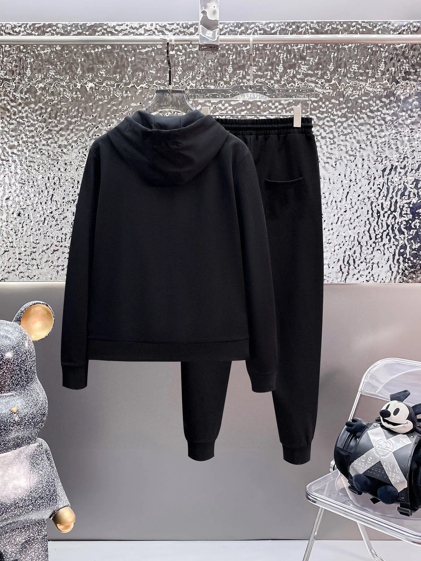 P400 💰【MONCLER】(Gospel for Fatty) hot-selling suit is coming. Focus on the original version of the official website. 2025 new hot-selling cardigan and sweatshirt suit. The original order is the best. 🇭🇰The meticulous work of top designers. Just for a fitting and perfect upper body effect. All-natural high-quality Roman cotton 100%, close-fitting comfort, noble and elegant! Original hardware embodies elegance and nobility! Counter size: M-5XL (maximum wear up to 220 pounds)