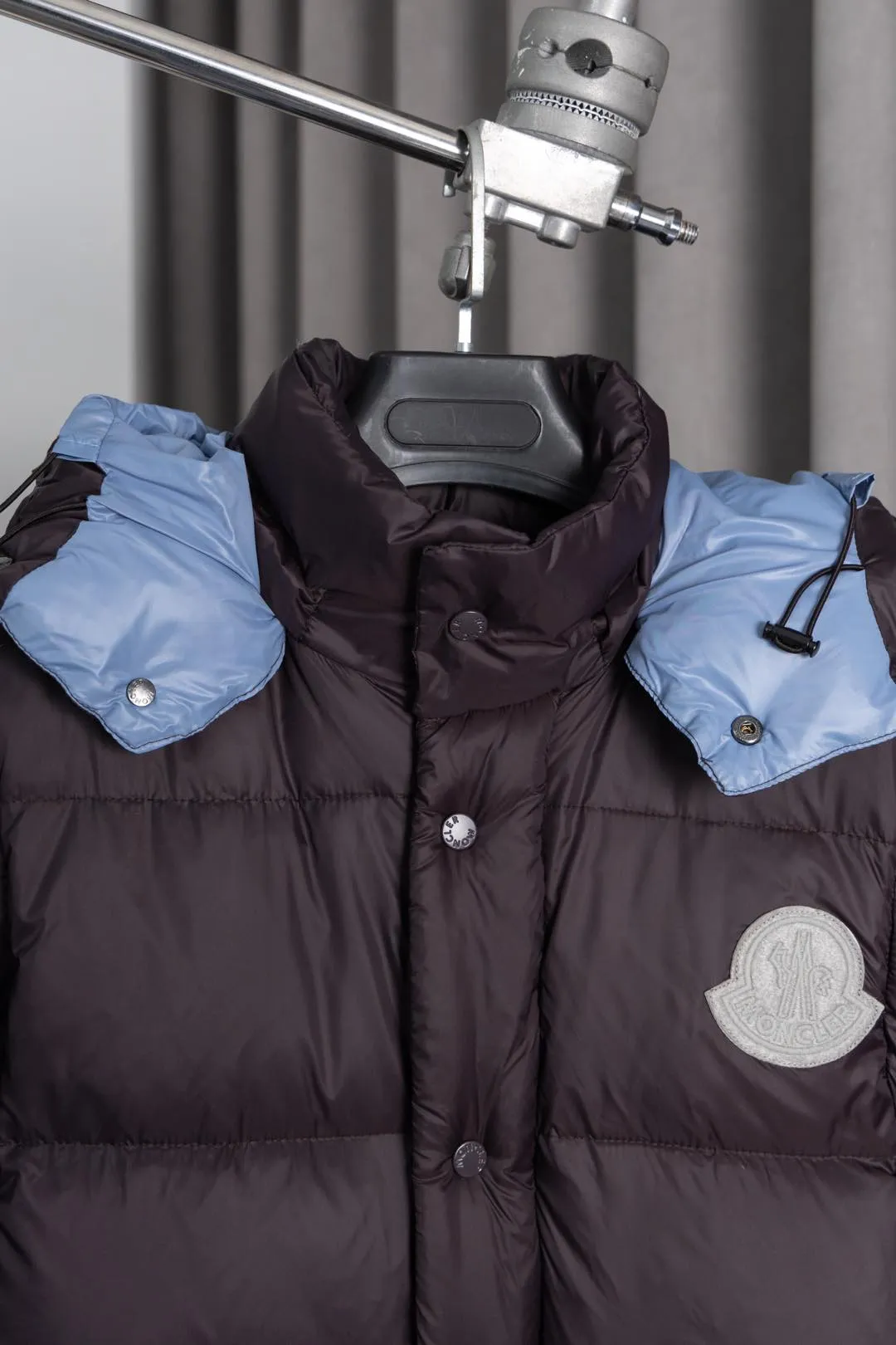 P850 Style number: HE377 Moncler Cyclone-Moncler 24 new style two-in-one down jacket with detachable sleeves The fabric is made of nylon resin fabric, which is windproof and cold-proof in winter. The inner filling is made of 90 goose down, and the down filling is as high as 400g. The upper body is extremely warm. The clothes use the sleeve and hood removal process, which is complicated and time-consuming. It can be used as a vest when it is removed and can be worn multiple times. It has custom-made small letter buttons with a mask and a hardware logo slider. It is made from the original version of the authentic counter. It has three complete standards and the original version. It is a popular down jacket that has been in the market for 24 years. You can buy it with confidence. Color: Black red/black green Size: 1 2 3 4
