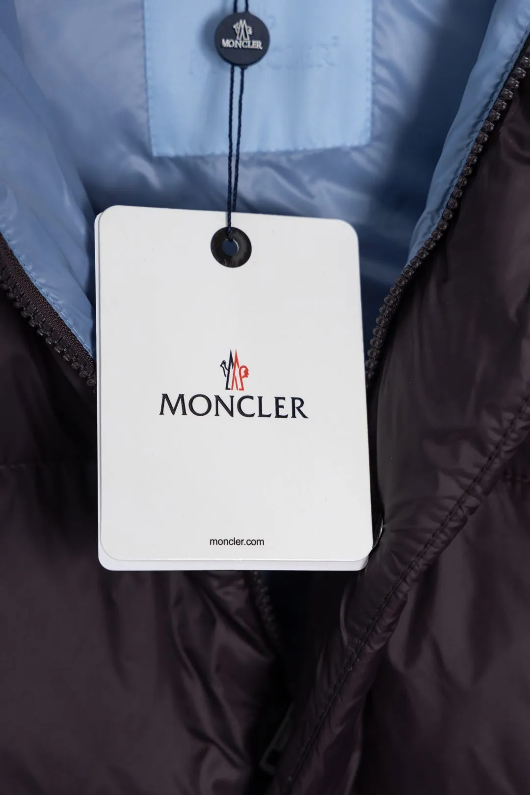 P850 Style number: HE377 Moncler Cyclone-Moncler 24 new style two-in-one down jacket with detachable sleeves The fabric is made of nylon resin fabric, which is windproof and cold-proof in winter. The inner filling is made of 90 goose down, and the down filling is as high as 400g. The upper body is extremely warm. The clothes use the sleeve and hood removal process, which is complicated and time-consuming. It can be used as a vest when it is removed and can be worn multiple times. It has custom-made small letter buttons with a mask and a hardware logo slider. It is made from the original version of the authentic counter. It has three complete standards and the original version. It is a popular down jacket that has been in the market for 24 years. You can buy it with confidence. Color: Black red/black green Size: 1 2 3 4