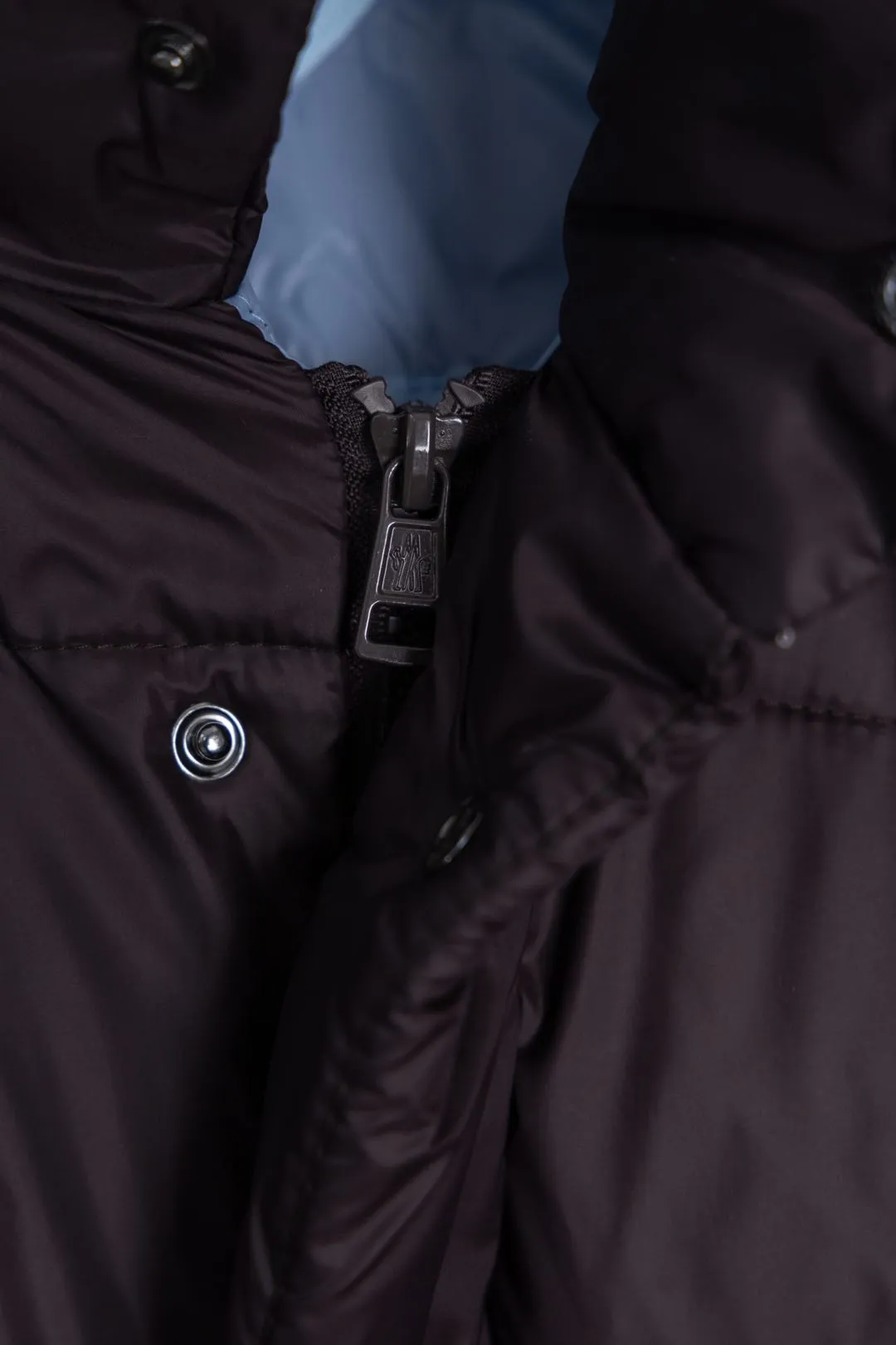 P850 Style number: HE377 Moncler Cyclone-Moncler 24 new style two-in-one down jacket with detachable sleeves The fabric is made of nylon resin fabric, which is windproof and cold-proof in winter. The inner filling is made of 90 goose down, and the down filling is as high as 400g. The upper body is extremely warm. The clothes use the sleeve and hood removal process, which is complicated and time-consuming. It can be used as a vest when it is removed and can be worn multiple times. It has custom-made small letter buttons with a mask and a hardware logo slider. It is made from the original version of the authentic counter. It has three complete standards and the original version. It is a popular down jacket that has been in the market for 24 years. You can buy it with confidence. Color: Black red/black green Size: 1 2 3 4
