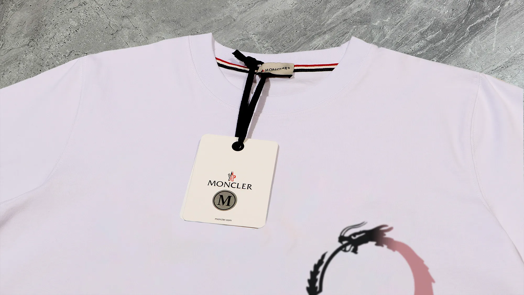P210 High-version sweatshirt) [Long-term stock] 〖𝐌𝐎𝐍𝐂𝐋𝐄𝐑~Mask〗 Made of 440g heavy-weight fabric. It is different from the market currency. It can be matched with any variety and is properly handsome. 😎The whole dress is made of double waistcoats. The double waistcoats make the whole dress more three-dimensional. Not ordinary factories can do such fine work. 2025 Spring runway version of the T stage, on sale at the counter, round neck terry sweatshirt, high-end double-strand pure cotton, custom-made stretch ribs, dyed in the same vat, complete with three standards, matched with exquisite embroidered LOGO on the chest, simple and advanced, same style for men and women. Color: black, apricot, white, size: S M L XL 2XL