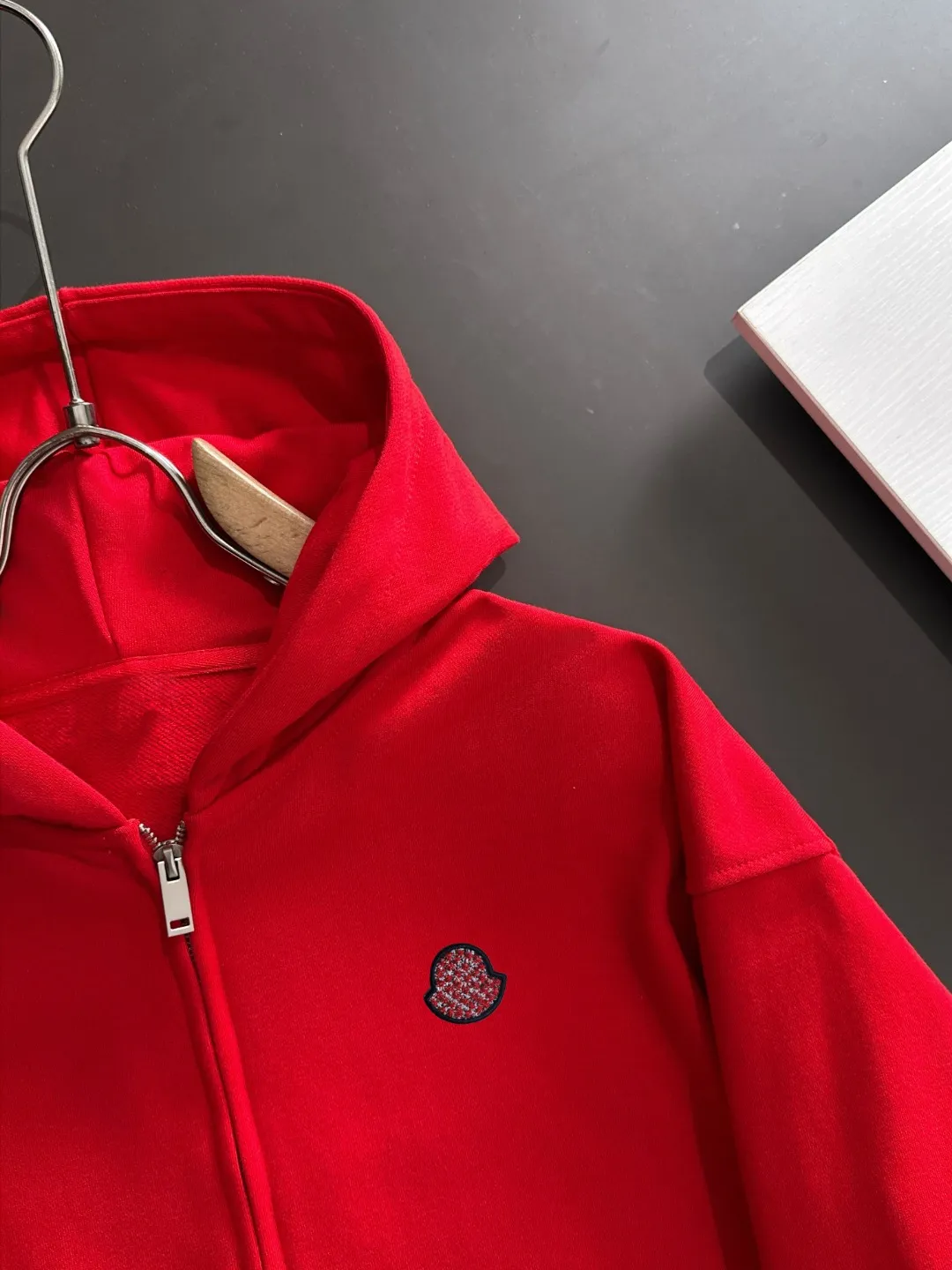 Next day delivery P460 High quality MONCLER/muzzle Exclusive debut of 25ss new autumn and winter lapel double zipper hooded sweatshirt jacket Many stars have the same style. Craftsmanship that ordinary small workshops cannot copy. We are not afraid of any challenges in terms of materials, detail restoration and craftsmanship, just to provide you with wonderful products. Compare the top original versions at will. No expense is spared just to do better. Unique imported fabric feel. Purely imported German machine production. Precision operation and thousands of needle density. A full set of new accessories with three standards can be customized at the same time. The upper body is versatile and fashionable. The perfect choice for autumn and winter. The must-have item. Size chart: S to XXL (or state your height and weight when placing an order)
