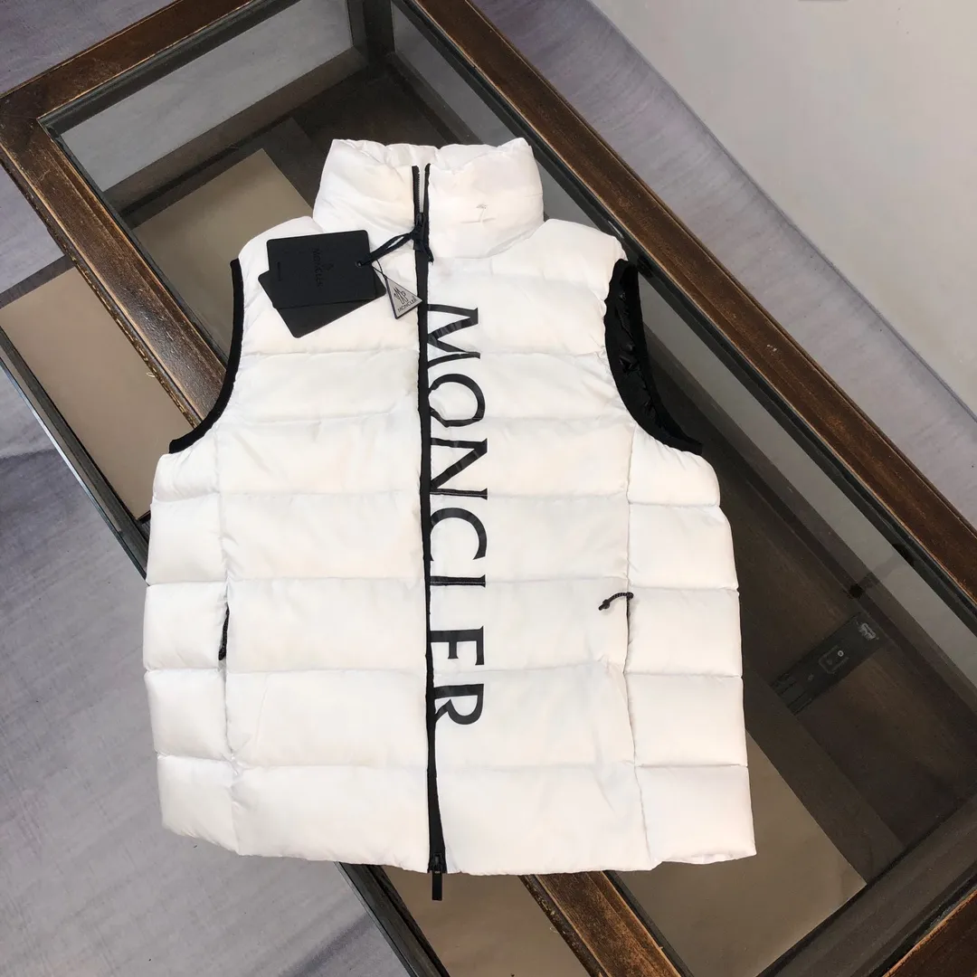 P660 🔥🔥Moncler 24 autumn and winter latest model! Fashionable down vest! Down vest! Hat can be hidden! The 100% cotton fabric selected from customers has extremely superior waterproof and breathable properties, and the fabric feels very soft, smooth and shiny! The inner filling is 90% white duck down, which has excellent fluffiness and resilience, and its cold-proof performance is unquestionable! Zipper pulls with customer-supplied brand letters engraved on them show off the aura of big brands everywhere, and they look good no matter how simple and elegant you wear them! Lightweight, convenient and warm, it can be paired with sweaters or sweatshirts! Fashionable and versatile ❤️ Color: black white Size: 12345 (M～3xl)