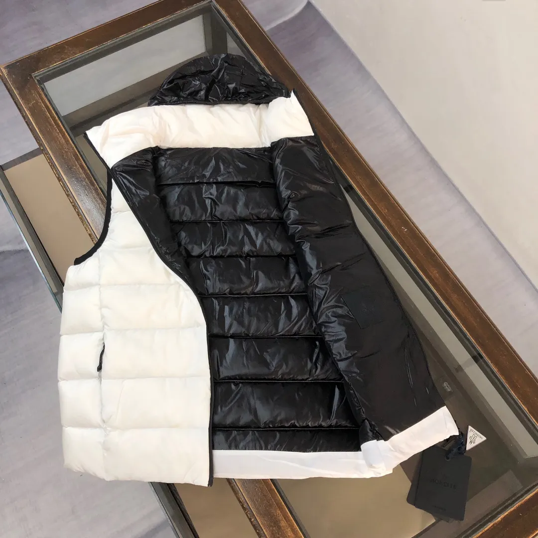 P660 🔥🔥Moncler 24 autumn and winter latest model! Fashionable down vest! Down vest! Hat can be hidden! The 100% cotton fabric selected from customers has extremely superior waterproof and breathable properties, and the fabric feels very soft, smooth and shiny! The inner filling is 90% white duck down, which has excellent fluffiness and resilience, and its cold-proof performance is unquestionable! Zipper pulls with customer-supplied brand letters engraved on them show off the aura of big brands everywhere, and they look good no matter how simple and elegant you wear them! Lightweight, convenient and warm, it can be paired with sweaters or sweatshirts! Fashionable and versatile ❤️ Color: black white Size: 12345 (M～3xl)