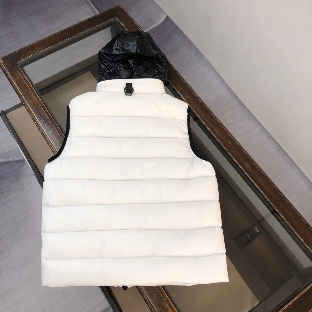 P660 🔥🔥Moncler 24 autumn and winter latest model! Fashionable down vest! Down vest! Hat can be hidden! The 100% cotton fabric selected from customers has extremely superior waterproof and breathable properties, and the fabric feels very soft, smooth and shiny! The inner filling is 90% white duck down, which has excellent fluffiness and resilience, and its cold-proof performance is unquestionable! Zipper pulls with customer-supplied brand letters engraved on them show off the aura of big brands everywhere, and they look good no matter how simple and elegant you wear them! Lightweight, convenient and warm, it can be paired with sweaters or sweatshirts! Fashionable and versatile ❤️ Color: black white Size: 12345 (M～3xl)