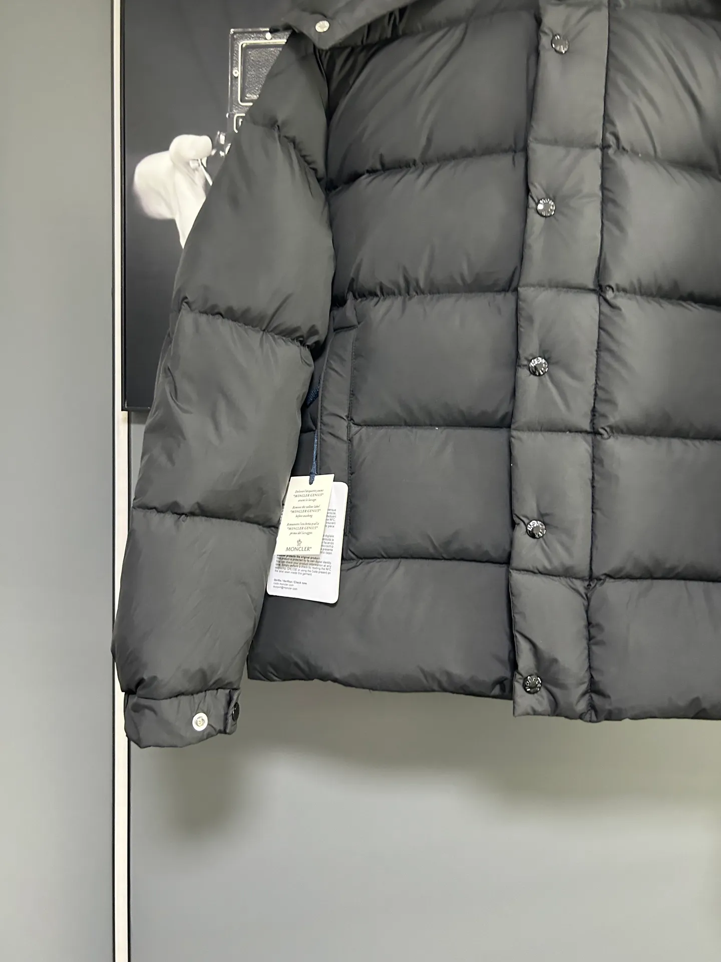 P840 MONCLER matte Maya down jacket. Process description: Made of the brand's iconic longue saison fabric, it has both light texture and excellent thermal insulation performance. This unisex down jacket has a matte appearance and is lined with lon léger brillant material to ensure comfort. Its core filling is 90% high-quality goose down, with a down filling capacity of 204 grams, providing excellent thermal insulation effect. The design continues the classic elements of Moner, with the short silhouette and sleeve patch pocket details paying tribute to the Maya series. In terms of functionality, it is equipped with a detachable and adjustable hood, a dual zipper and snap button opening system, and a zipper pocket to enhance practicality. The sleeves are specially designed with adjustable cuffs and a drawstring hem design, so you can freely adjust the tightness according to your needs. The overall craftsmanship is exquisite, which not only retains Moner's consistent fashion genes, but also enhances the convenience of daily wear through exquisite detail processing. ⚠️Color: Black ⚠️Size: 12345