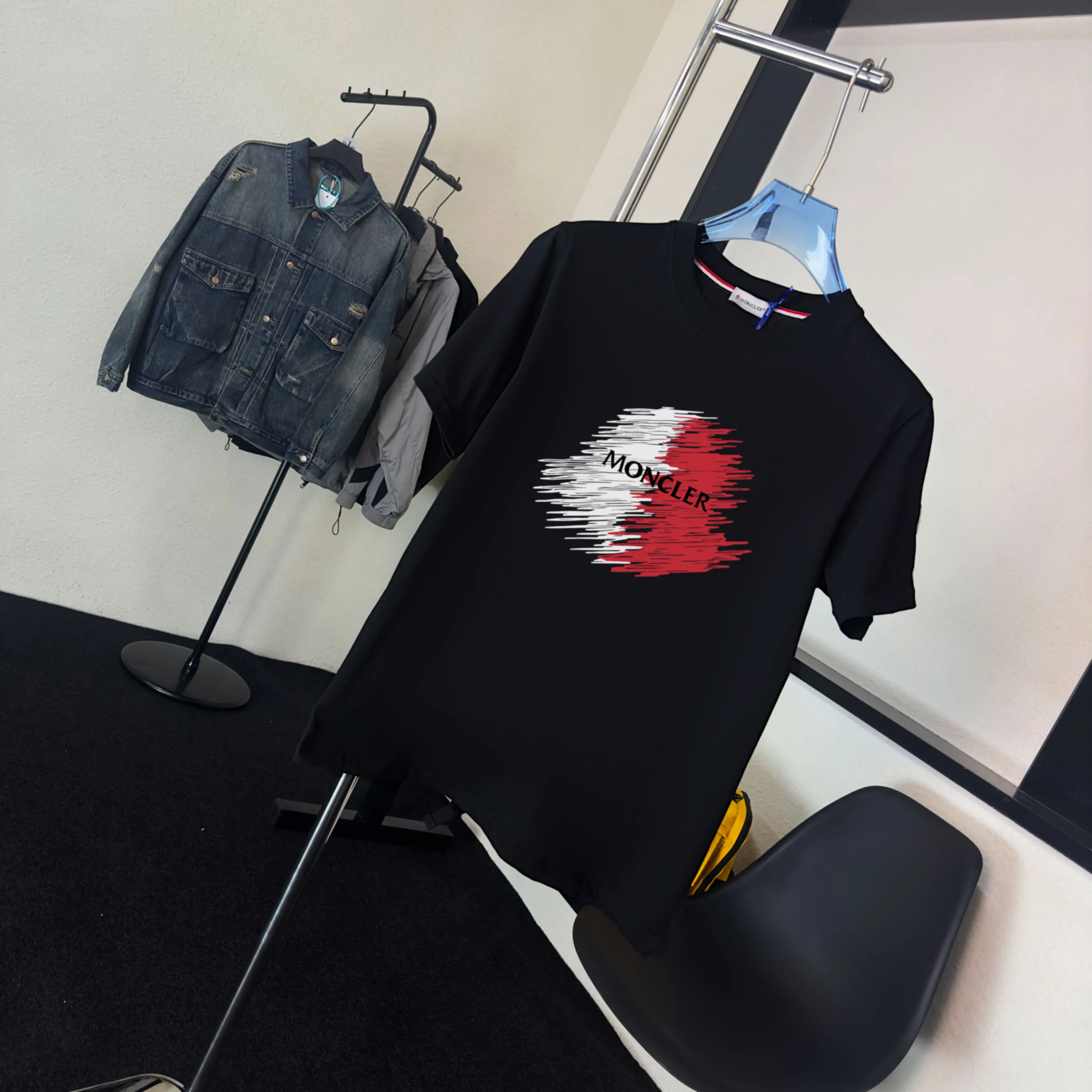 P140 Upgraded version "Mobile phone smart sensor ~ NFC chip armband ~ Direct access to the official website for anti-counterfeiting" "Moncler ~ Mouth Mouth" 2025 new high-quality round neck short-sleeved T-shirt. The cuffs have imported embroidered labels. Customized dyeing, very comfortable to touch. Super versatile and good-looking short-sleeved. Complete with three labels. Non-market ordinary version. Feel free to compare. Quality is absolutely guaranteed! ‼ First of all, this original fabric is all custom-woven with 32-count double yarn fabric, 250G, and the weight is the same‼ Fine workmanship, double waistcoat method, double waistcoat method, double waistcoat method makes the whole dress more three-dimensional, which is not a craft that ordinary T-shirts can achieve🤪 Size: S-M-L-XL-2XL Color: black, white, apricot, same style for men and women