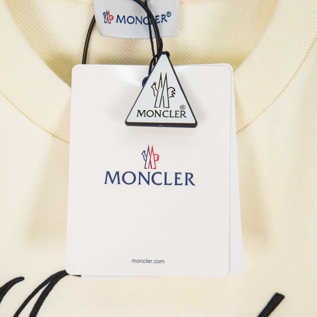 P380 zp version [exclusive supply] MONCLER masked embroidered armband sweatshirt Fabric: Made of 380g brushed sweatshirt terry, the fabric is brushed to make the surface feel softer and smoother. The thread is matched with 1*1 double yarn thread. Craftsmanship: Embroidery uses 3D multi-dimensional embroidery, embellished with connected brand embroidered letters. The armband is made of sheepskin composite embroidery technology. Made from soft cotton fleece, this sweatshirt is suitable for all seasons. Round neck design, embellished with logo embroidery, inspired by college baseball uniforms. Round neck made of cotton fleece fabric Logo embossed and embroidered Accessories: Customized 1:1 washed logo Accessories: Customized 1:1 embroidered armband Craftsmanship: Customized 1:1 three-dimensional embroidery Color: Black Apricot Size: S M L XL Number: XS10226