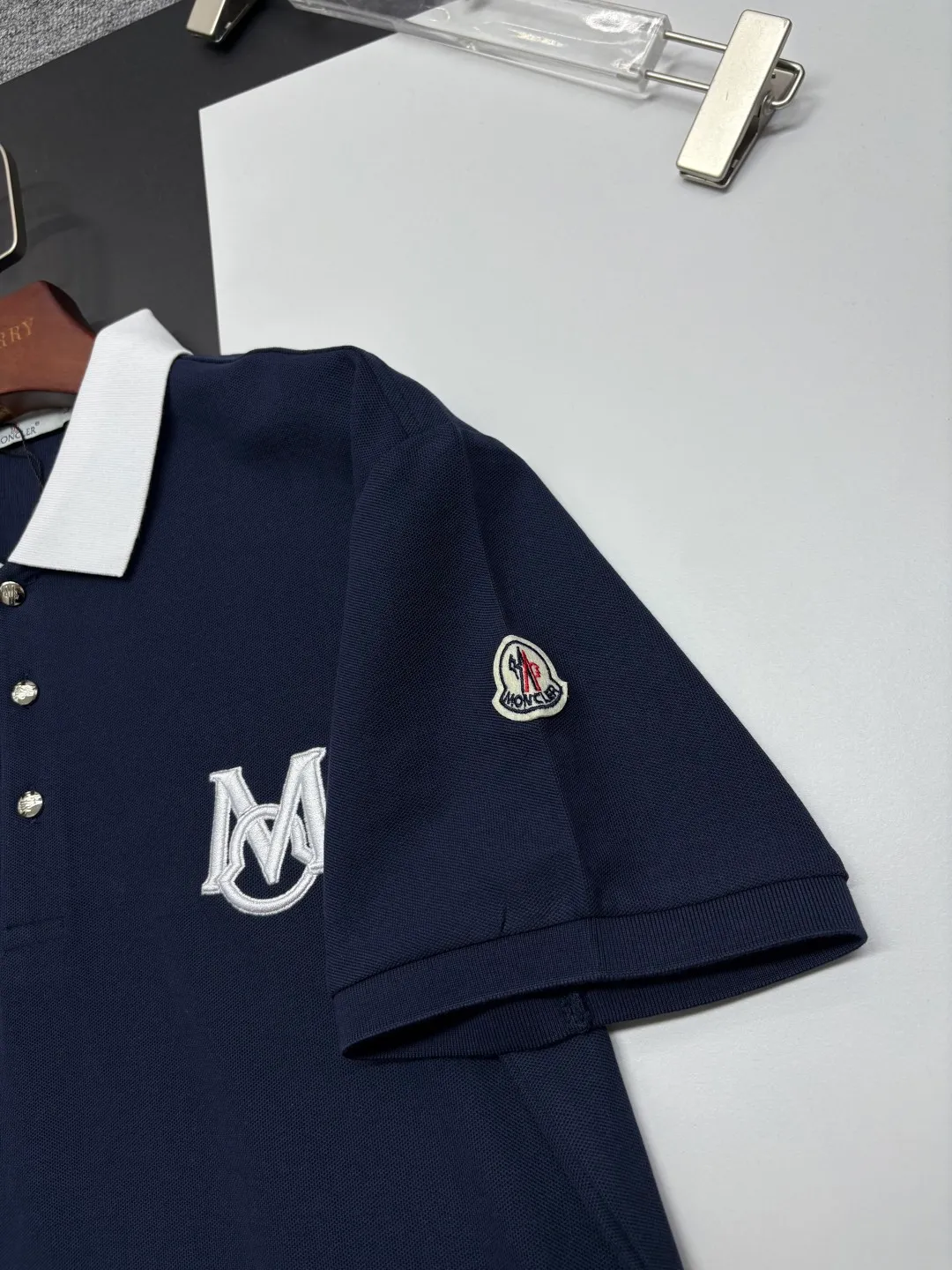 P180 MONCLER Mouth Covered Letter LOGO Embroidered New Polo Shirt Original fabric Official same style Made of 210g pure cotton pique fabric, customized same-tank dyed fabric Very comfortable and smooth to the touch Very wide and stylish Produced by a first-line brand OEM factory Imported Behringer embroidery machine The embroidery is full and textured The collar and collar ribs are woven with imported yarn and will not deform after long-term wear The latest style for spring and summer Fashionable and individual Super versatile and good-looking one It is very suitable for both men and women. A must-have item for everyone. Color: Black White Royal Blue Size: M-3XL