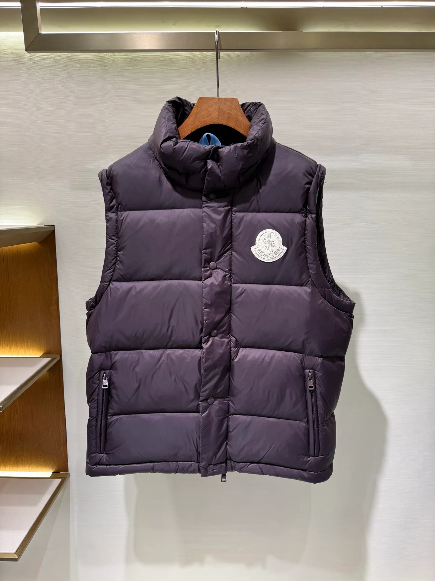 P1340 Moncler Cyclone men's 2-in-1 down jacket (disassembly details) The Cyclone down jacket interprets the classic silhouette of the 1980s with a modern approach and adopts a new simple version design. This short down jacket is made from nylon and features easily removable sleeves, allowing you to convert the jacket into a vest. A removable hood and contrast lining complete the design.  Fabric: Made of nylon fabric, lined with Nylon laqué and filled with down, 100% nylon, filling: 95 white duck down, filling capacity of about 300g (washed standard goose down), please order the goose down version if you need it. Craftsmanship: detachable hood and sleeves, zipper and snap button closure, zipper pocket, elastic cuffs, elastic drawstring hem, supports NFC chip sensing, size: 1 2 3 4 5, color: dark blue, dark brown 0556080