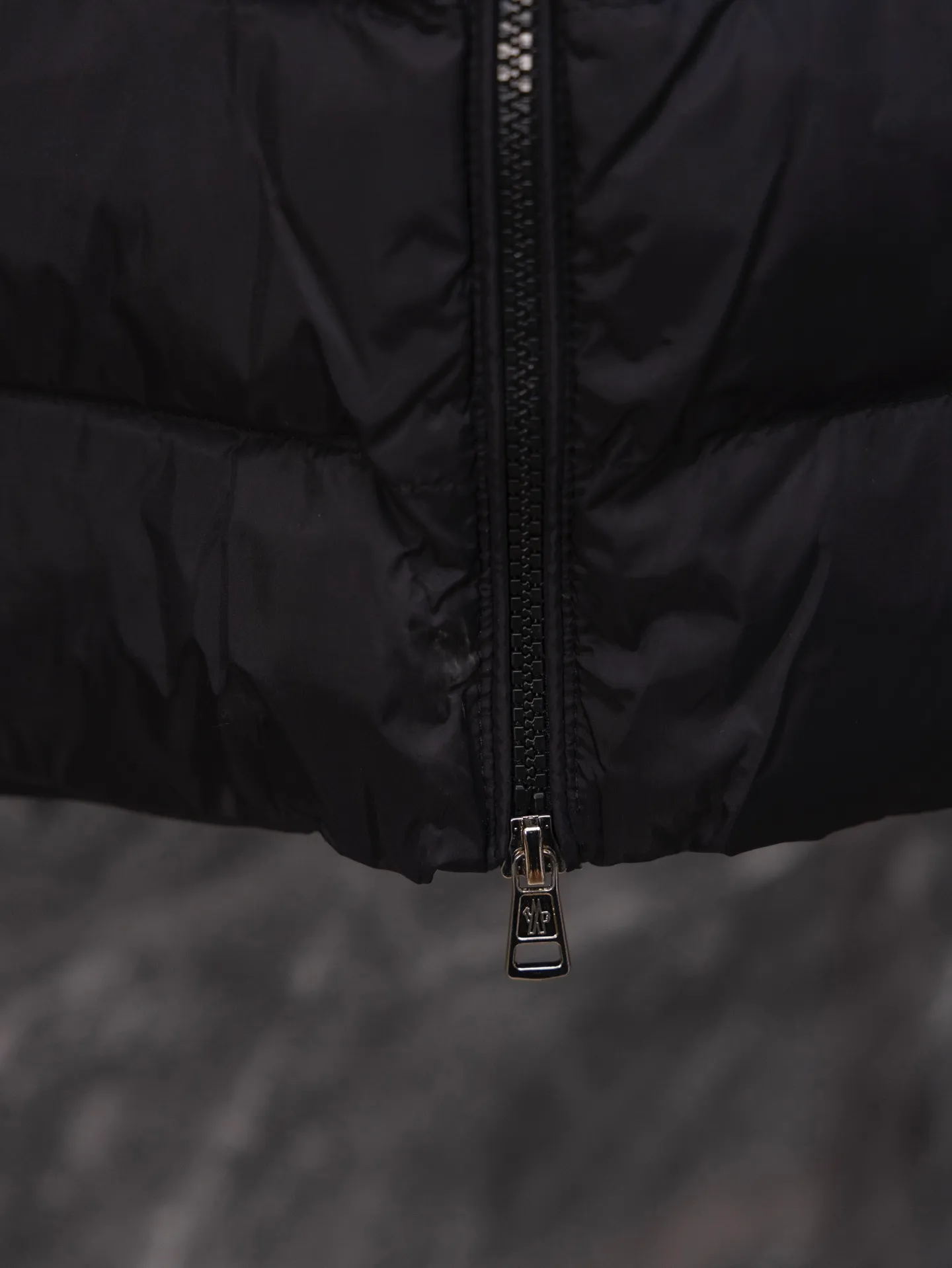 P530 Model No. J0140 MONCLER Covered Armband Knitted Down Jacket Made of 460g terry fabric with clear lines. Original order customization 1:1 with smooth and delicate lines. Better hand feel. Not easy to deform, not easy to shrink, not easy to fade. Maintains long-lasting beauty. Color Black Gray Size S-XL
