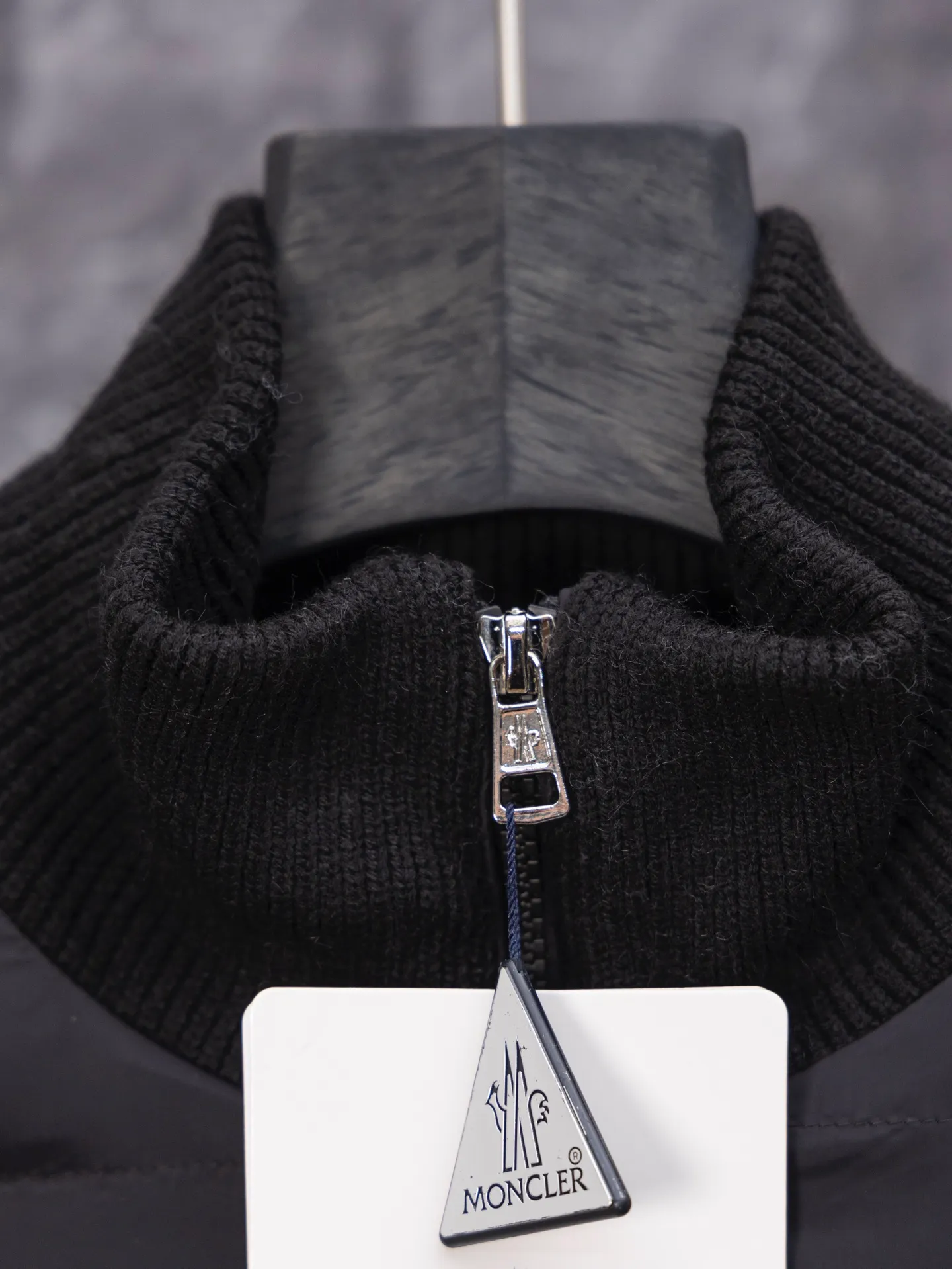 P530 Model No. J0140 MONCLER Covered Armband Knitted Down Jacket Made of 460g terry fabric with clear lines. Original order customization 1:1 with smooth and delicate lines. Better hand feel. Not easy to deform, not easy to shrink, not easy to fade. Maintains long-lasting beauty. Color Black Gray Size S-XL