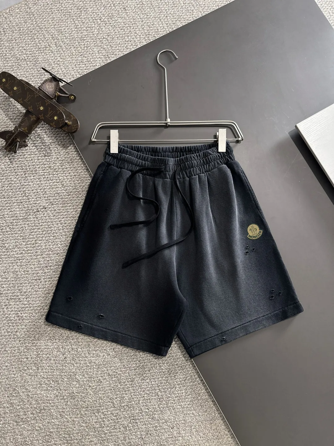 Next day delivery P300 High-quality MONCLER/muzzle 2025 spring and summer new casual solid color loose shorts with elastic band, two-needle stitching at the hem of the trousers, fine and firm stitching, custom-made fabrics at the counter with high breathability and comfort, impeccable details, brand element design concept, reflecting high quality. It feels delicate and soft! It presents a casual cut and the upper body shape is great! Size: S-XXL