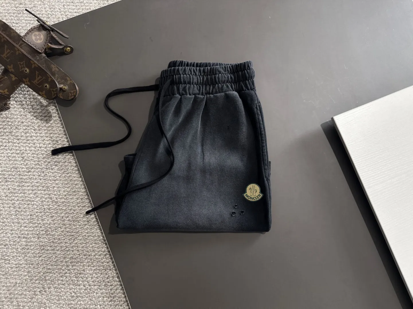 Next day delivery P300 High-quality MONCLER/muzzle 2025 spring and summer new casual solid color loose shorts with elastic band, two-needle stitching at the hem of the trousers, fine and firm stitching, custom-made fabrics at the counter with high breathability and comfort, impeccable details, brand element design concept, reflecting high quality. It feels delicate and soft! It presents a casual cut and the upper body shape is great! Size: S-XXL