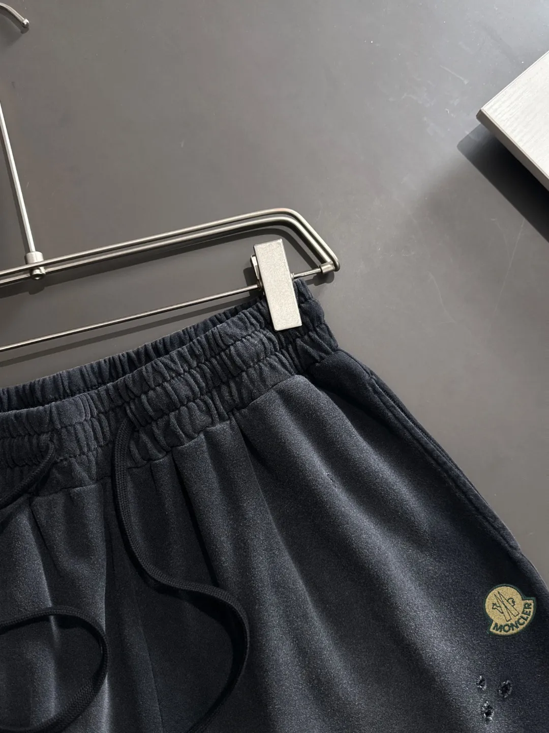 Next day delivery P300 High-quality MONCLER/muzzle 2025 spring and summer new casual solid color loose shorts with elastic band, two-needle stitching at the hem of the trousers, fine and firm stitching, custom-made fabrics at the counter with high breathability and comfort, impeccable details, brand element design concept, reflecting high quality. It feels delicate and soft! It presents a casual cut and the upper body shape is great! Size: S-XXL