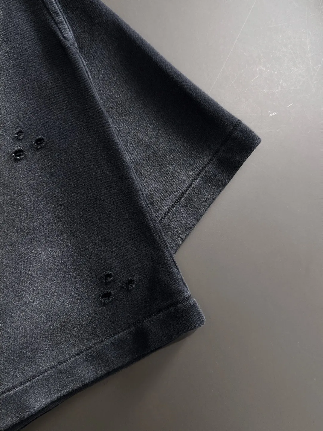 Next day delivery P300 High-quality MONCLER/muzzle 2025 spring and summer new casual solid color loose shorts with elastic band, two-needle stitching at the hem of the trousers, fine and firm stitching, custom-made fabrics at the counter with high breathability and comfort, impeccable details, brand element design concept, reflecting high quality. It feels delicate and soft! It presents a casual cut and the upper body shape is great! Size: S-XXL