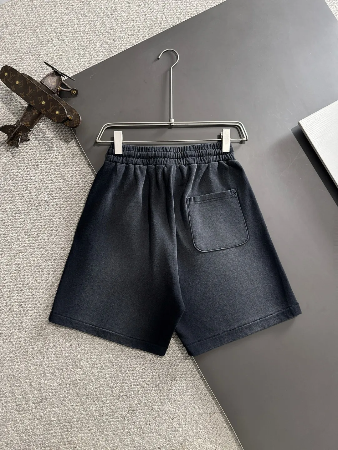 Next day delivery P300 High-quality MONCLER/muzzle 2025 spring and summer new casual solid color loose shorts with elastic band, two-needle stitching at the hem of the trousers, fine and firm stitching, custom-made fabrics at the counter with high breathability and comfort, impeccable details, brand element design concept, reflecting high quality. It feels delicate and soft! It presents a casual cut and the upper body shape is great! Size: S-XXL