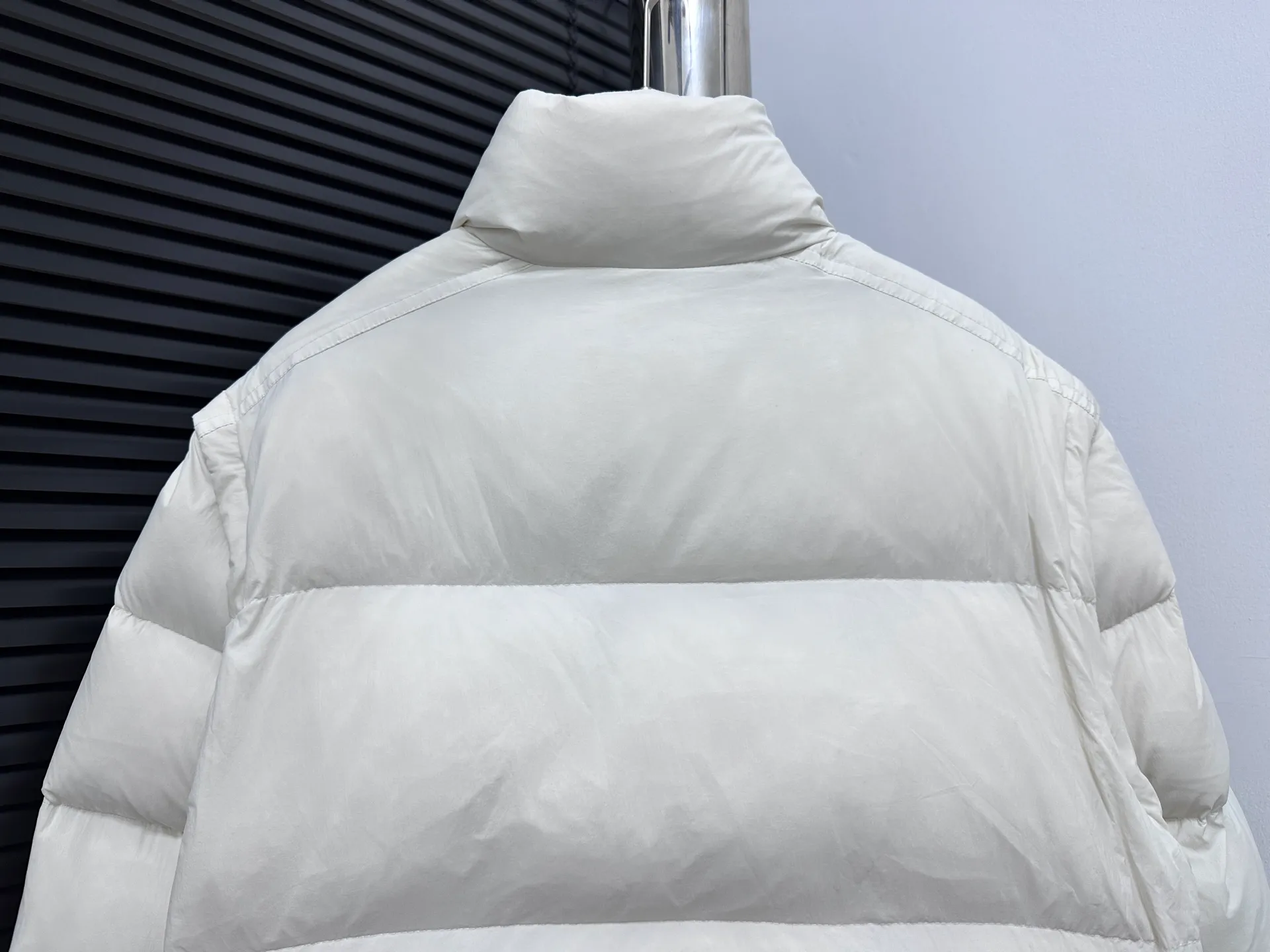 ￼ P900 [moncler] Meng Mouth Autumn and Winter New Style 🉑️ Disassembled Down Jacket Original custom-made hardware accessories are all imported and original customization Welcome to compare Absolutely high quality Use top-grade 90 white goose down Super soft Filled with fluffy and full feathers Super heavy-duty Fabric workmanship and perfect version Note that the fabric is super comfortable Exclusive model Non-market goods Color; White Khaki Size: 1234