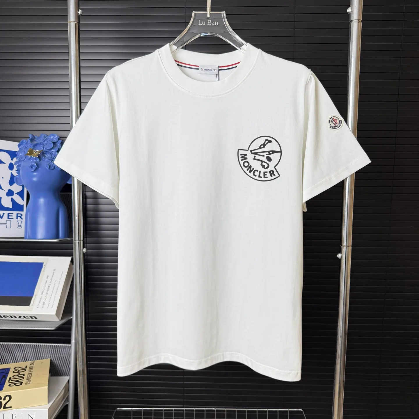 P170 A232 (Long-term replenishment, arrival the next day) MONCLER/mask three-dimensional offset printing letter LOGO round neck short-sleeved T-shirt exclusive first launch high-definition The fabric is made of 300 grams of heavyweight pure cotton, customized with 32 double-strand threads, and has two treatments for ready-to-wear. The fabric is comfortable and skin-friendly. Custom-dyed fabrics with high textile density, good drape, not easy to deform and shrink. The thick texture and tight spinning process will not affect the breathability of the fabric. The color saturation is very high. Imported Tajima embroidery technology, the version has a good upper body effect, a versatile and good-looking short sleeve, the loose version covers the flesh and looks slim. Size: S~XL Color: white black