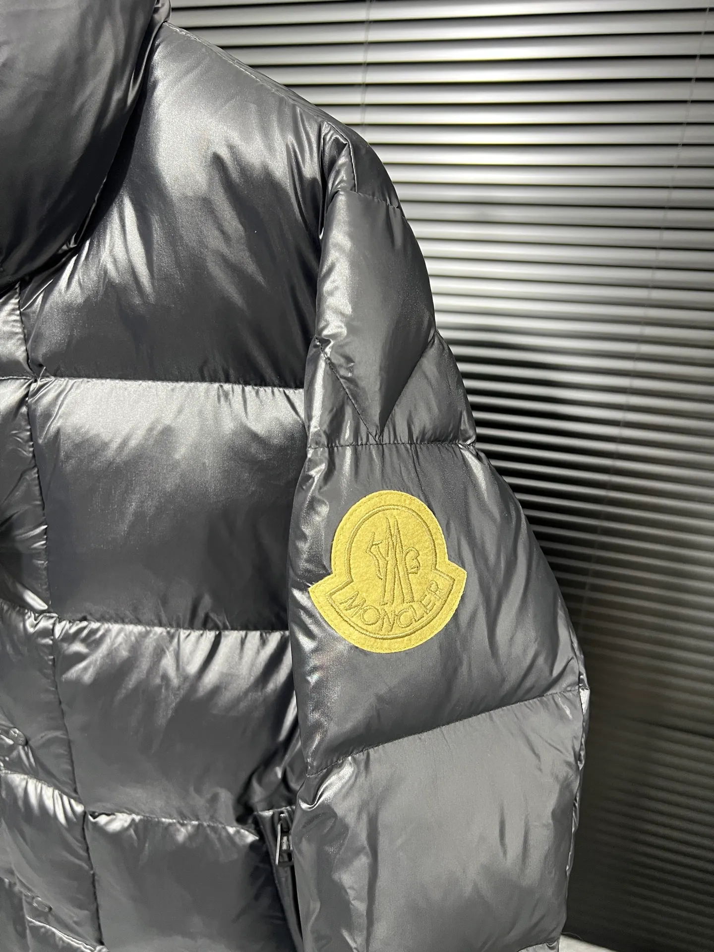 P720 top version】Details of large quantities of goods MONCLER/Meng Mou 1952 Green Fat Man Long Sleeve Down Jacket Mouth DERVOX limited color matching 1952 joint model. Can be made as a couple version. The style adopts pop colors and is decorated with eye-catching logo patches. It has achieved a series of misunderstandings such as the original NFC inductive anti-counterfeiting chip, the national standard 95% pure white duck down, the exclusive use of top-grade down on the market, and never fake goose down. Perfect filling using direct velvet filling technology, the fluffy texture is very good. The lightness, warmth and cold protection ability are improved to the maximum. The original processing factory produces electroplated hardware, all customized by the original factory, and not all types of replicas on the market. Style number: 5604 Color: black Code number: 1.2.3.4.5