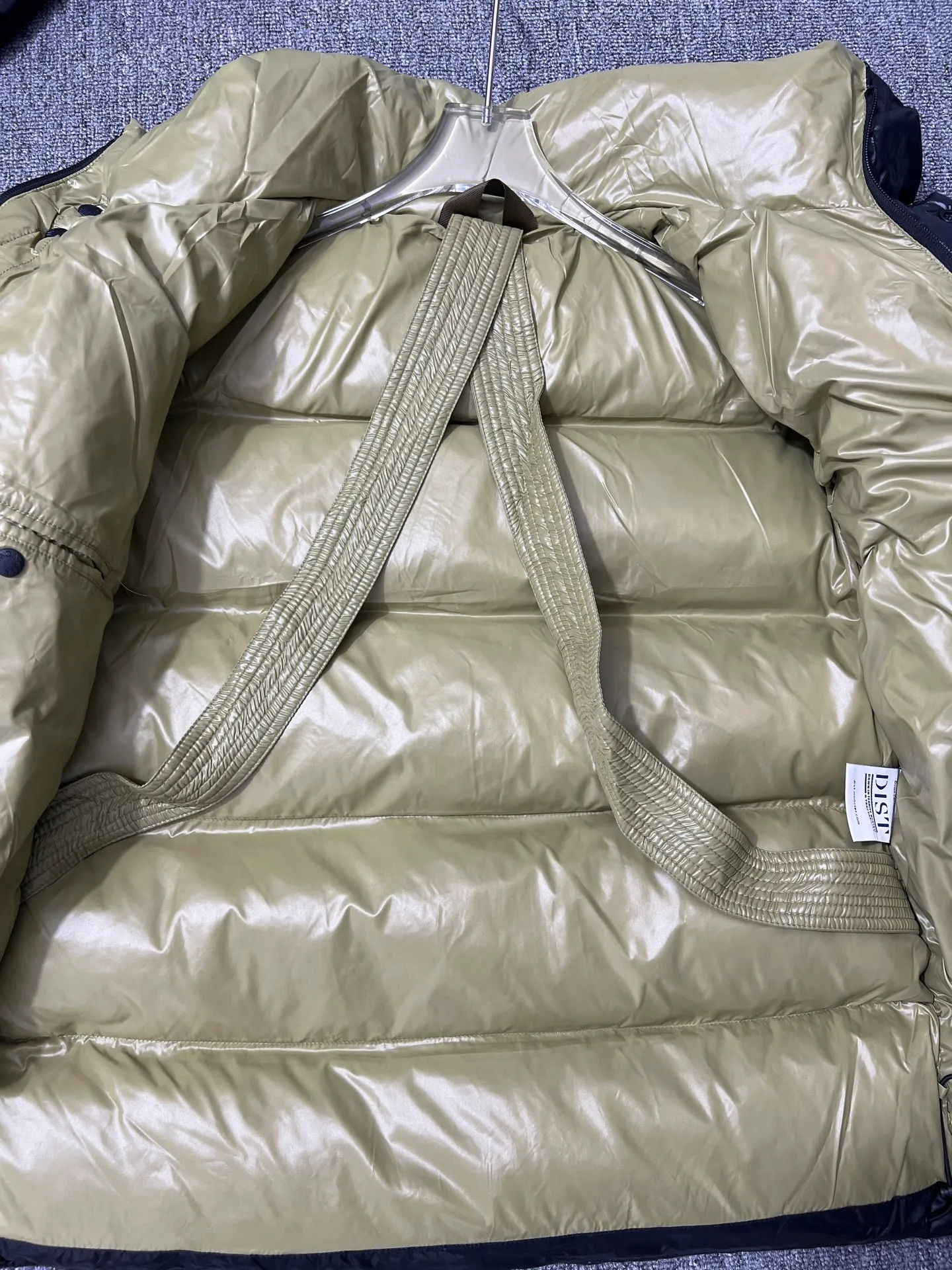 P720 top version】Details of large quantities of goods MONCLER/Meng Mou 1952 Green Fat Man Long Sleeve Down Jacket Mouth DERVOX limited color matching 1952 joint model. Can be made as a couple version. The style adopts pop colors and is decorated with eye-catching logo patches. It has achieved a series of misunderstandings such as the original NFC inductive anti-counterfeiting chip, the national standard 95% pure white duck down, the exclusive use of top-grade down on the market, and never fake goose down. Perfect filling using direct velvet filling technology, the fluffy texture is very good. The lightness, warmth and cold protection ability are improved to the maximum. The original processing factory produces electroplated hardware, all customized by the original factory, and not all types of replicas on the market. Style number: 5604 Color: black Code number: 1.2.3.4.5