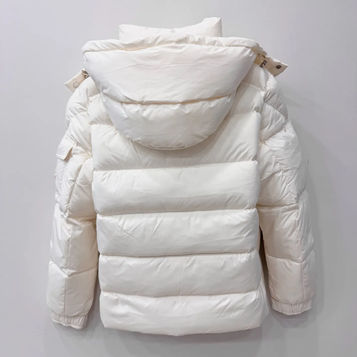 P860 Moncler Maya matte hooded short down jacket] This Moncler Maya 70 men's short down jacket is an essential warm item that highlights Moncler's style characteristics. The Moncler Maya 70 down jacket is made from longue saison fabric, which is both warm and lightweight. Short design with hood that can be easily removed depending on the weather. Signature patch pockets at sleeves. Details •Made in longue saison fabric •Nylon léger lining •Down filled •Removable and adjustable hood •Zip and snap fastening •Zip pockets •Patch pockets on sleeves •Adjustable cuffs •Drawstring hem •Size: 123