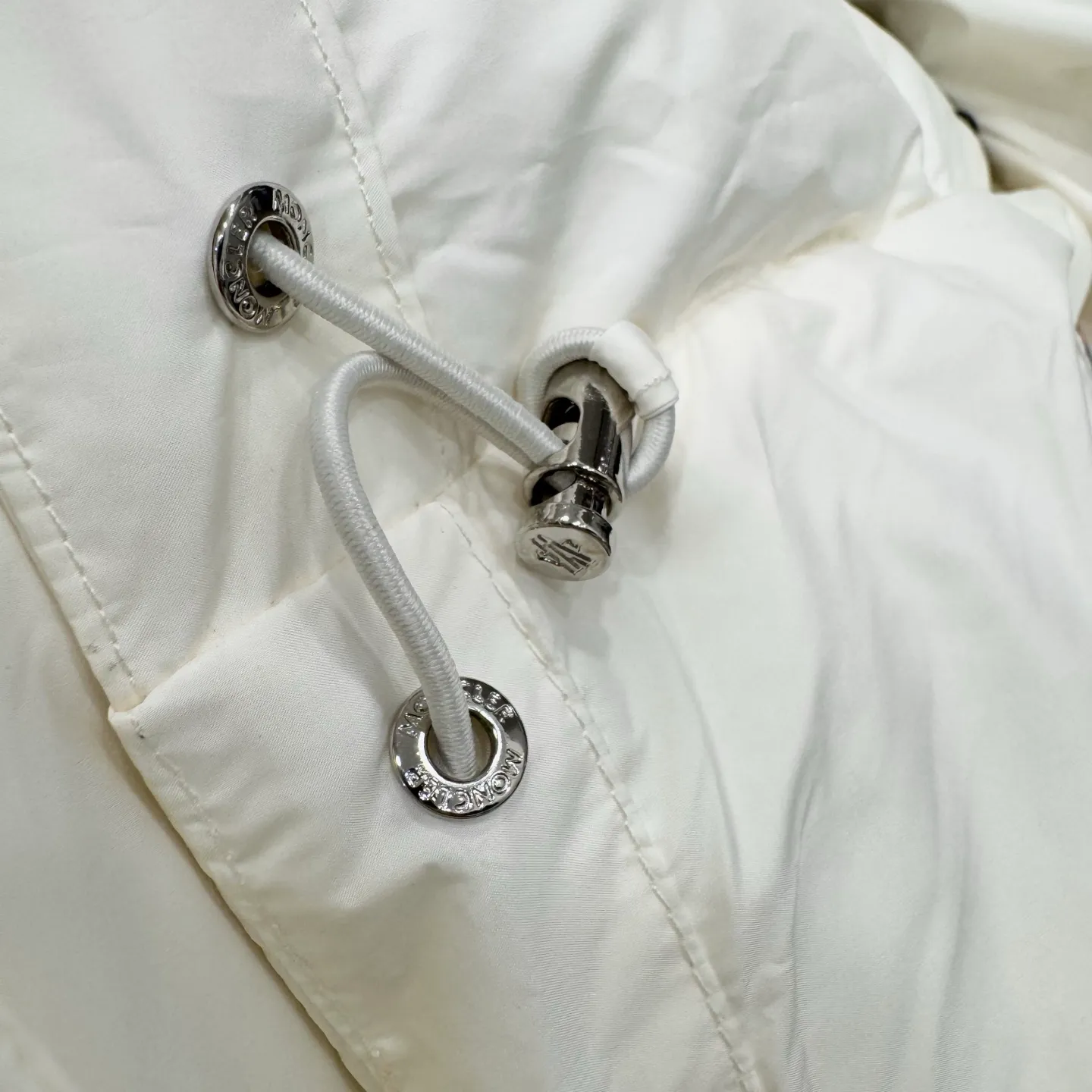 P860 Moncler Maya matte hooded short down jacket] This Moncler Maya 70 men's short down jacket is an essential warm item that highlights Moncler's style characteristics. The Moncler Maya 70 down jacket is made from longue saison fabric, which is both warm and lightweight. Short design with hood that can be easily removed depending on the weather. Signature patch pockets at sleeves. Details •Made in longue saison fabric •Nylon léger lining •Down filled •Removable and adjustable hood •Zip and snap fastening •Zip pockets •Patch pockets on sleeves •Adjustable cuffs •Drawstring hem •Size: 123