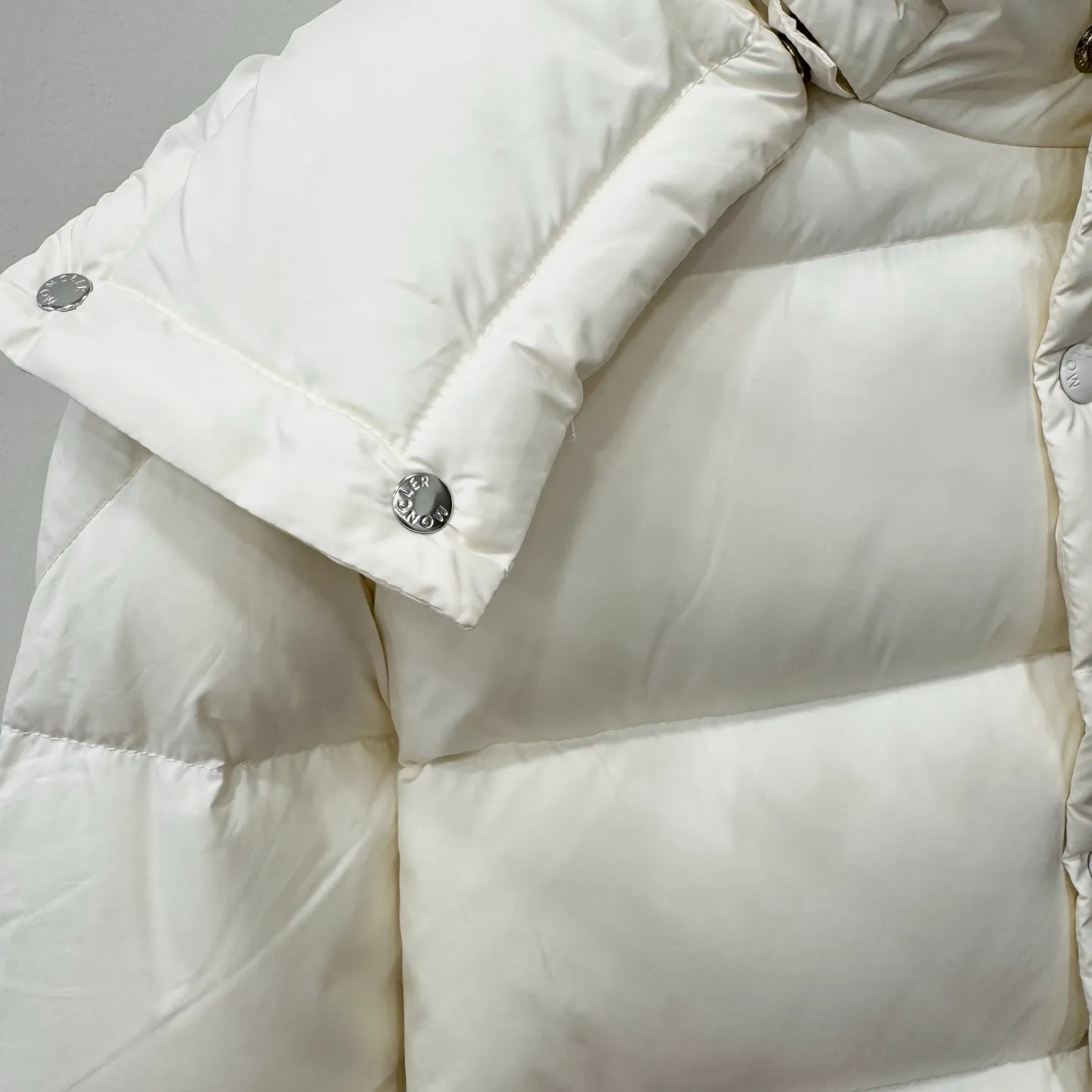 P860 Moncler Maya matte hooded short down jacket] This Moncler Maya 70 men's short down jacket is an essential warm item that highlights Moncler's style characteristics. The Moncler Maya 70 down jacket is made from longue saison fabric, which is both warm and lightweight. Short design with hood that can be easily removed depending on the weather. Signature patch pockets at sleeves. Details •Made in longue saison fabric •Nylon léger lining •Down filled •Removable and adjustable hood •Zip and snap fastening •Zip pockets •Patch pockets on sleeves •Adjustable cuffs •Drawstring hem •Size: 123