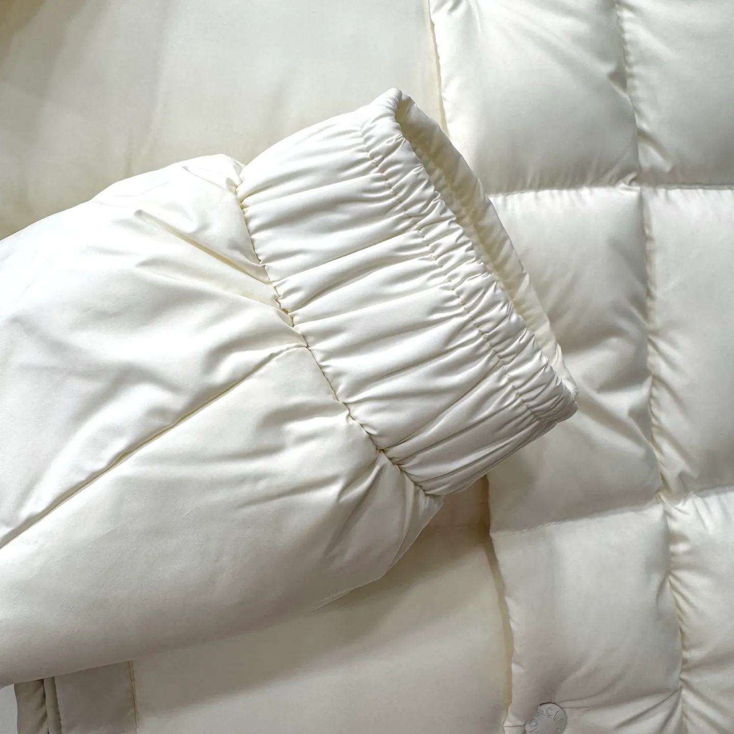 P860 Moncler Maya matte hooded short down jacket] This Moncler Maya 70 men's short down jacket is an essential warm item that highlights Moncler's style characteristics. The Moncler Maya 70 down jacket is made from longue saison fabric, which is both warm and lightweight. Short design with hood that can be easily removed depending on the weather. Signature patch pockets at sleeves. Details •Made in longue saison fabric •Nylon léger lining •Down filled •Removable and adjustable hood •Zip and snap fastening •Zip pockets •Patch pockets on sleeves •Adjustable cuffs •Drawstring hem •Size: 123