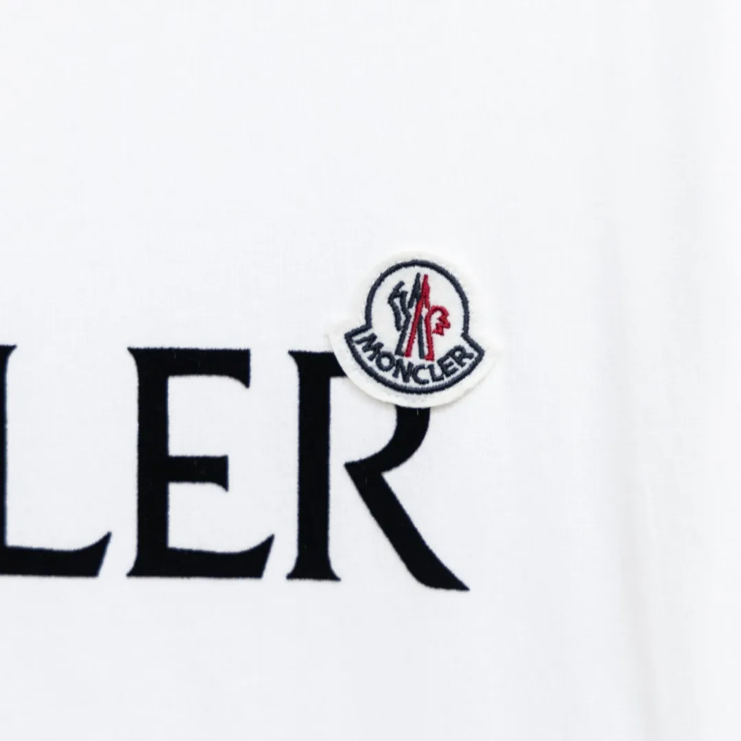 P150 Moncler2025 new early spring new men's and women's short-sleeved T-shirt, available at counters simultaneously! Customized exclusive pure cotton fabric, customized original craft threads, and heavy-duty letter logo craft design on the chest! Simple and elegant, easy to match and versatile, extremely high-grade, perfectly integrated into fashion and style, it is a top-notch fashionable style that is perfect for outer wear! The whole thing gives people a natural feeling! The ultimate classic versatile short-sleeved T-shirt, designed with the latest three-dimensional letter logo graphic elements! The ultimate heavy work, the ultimate perfection! Fans who pursue high quality should rush to buy it by themselves, and we sincerely invite all fans who know the goods to appreciate this model together! ! Color: Black White Size: XS S M L