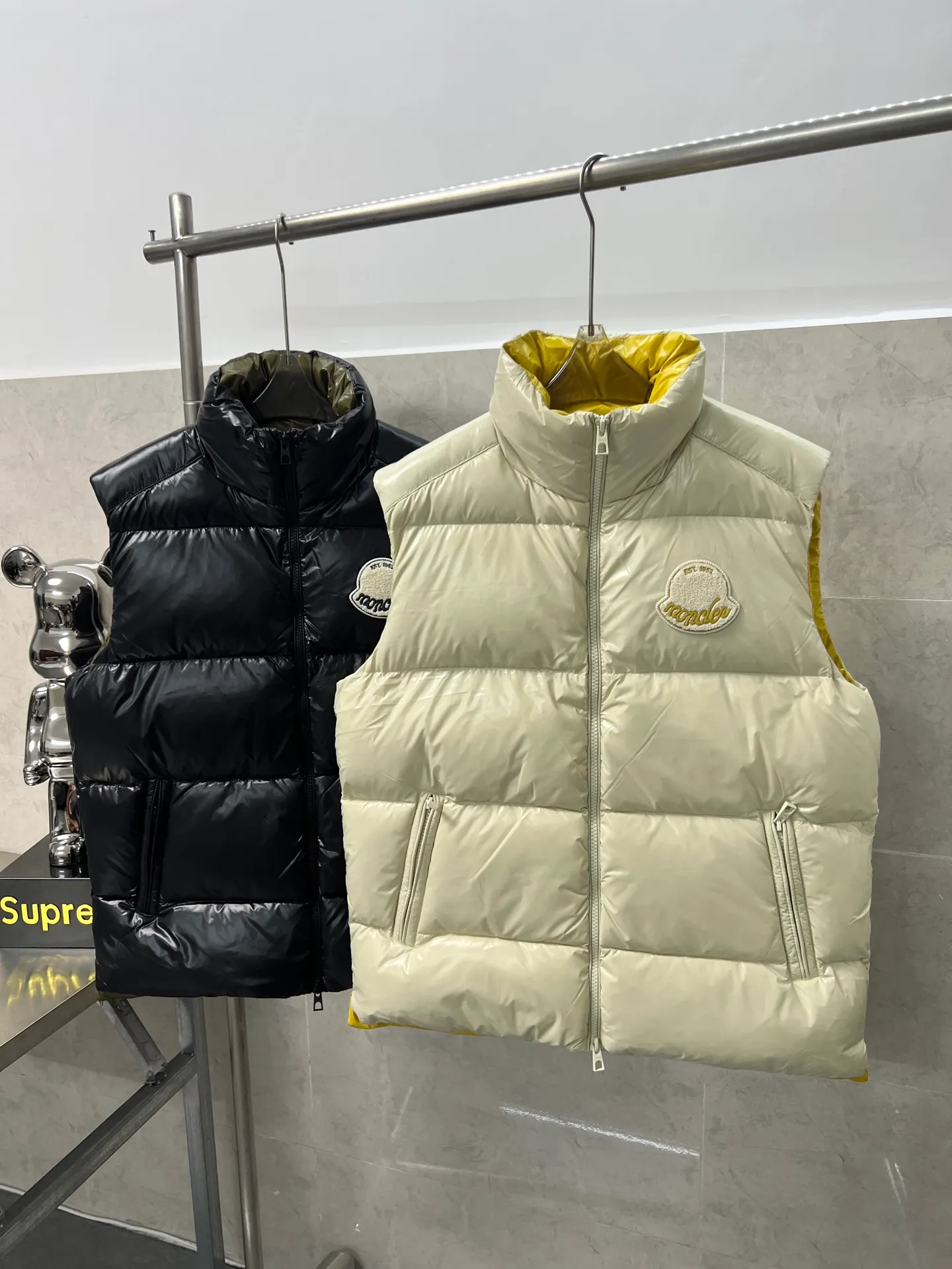 P760 Moncler's new Men's Tripiti short down jacket vest is made of functional glossy nylon fabric. It is comfortable and warm without being heavy. The chenille logo patch highlights the brand essence. The upper body is high-end and atmospheric. It is a must-have for winter. The high version can be compared at will. The same style for men and women. Three standards are complete. Color: black, apricot, size: 1 2 3 4 5