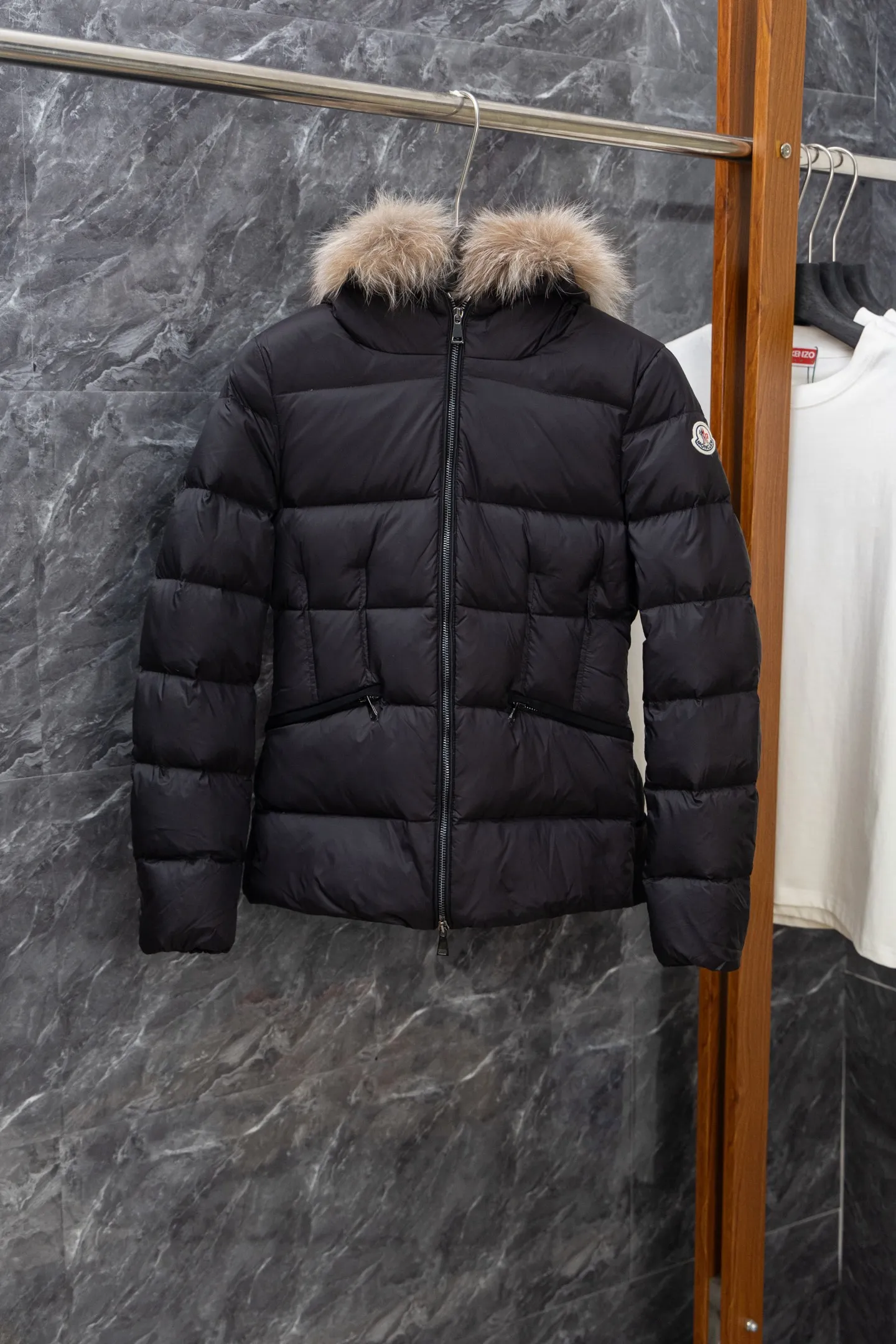 P1100 Model No. J0179 MONCLER Boed series solid color quilted raw edge collar waistband. Uses 340 grams of velvet content. Clear thread routing. Uses 10,000-needle embroidery. Original order customization 1:1 smooth and delicate lines. Better hand feel and texture. Not easy to deform, not easy to shrink, not easy to fade, maintains long-lasting beauty. Color Black White Size S-XL