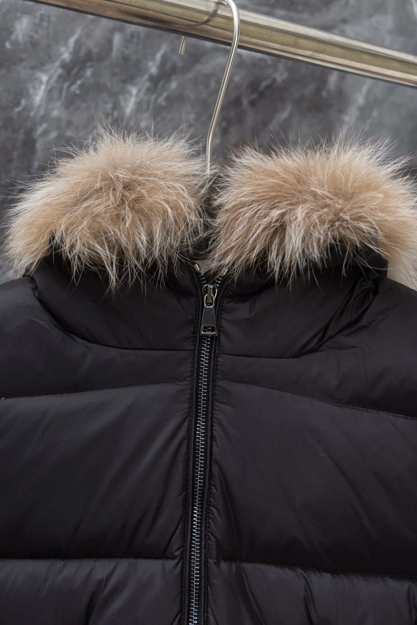 P1100 Model No. J0179 MONCLER Boed series solid color quilted raw edge collar waistband. Uses 340 grams of velvet content. Clear thread routing. Uses 10,000-needle embroidery. Original order customization 1:1 smooth and delicate lines. Better hand feel and texture. Not easy to deform, not easy to shrink, not easy to fade, maintains long-lasting beauty. Color Black White Size S-XL