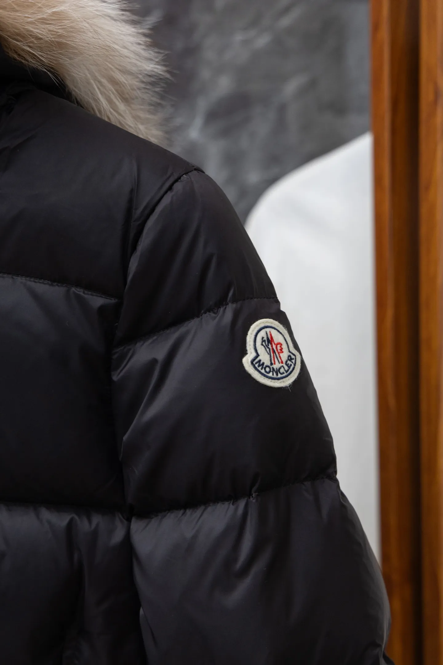 P1100 Model No. J0179 MONCLER Boed series solid color quilted raw edge collar waistband. Uses 340 grams of velvet content. Clear thread routing. Uses 10,000-needle embroidery. Original order customization 1:1 smooth and delicate lines. Better hand feel and texture. Not easy to deform, not easy to shrink, not easy to fade, maintains long-lasting beauty. Color Black White Size S-XL