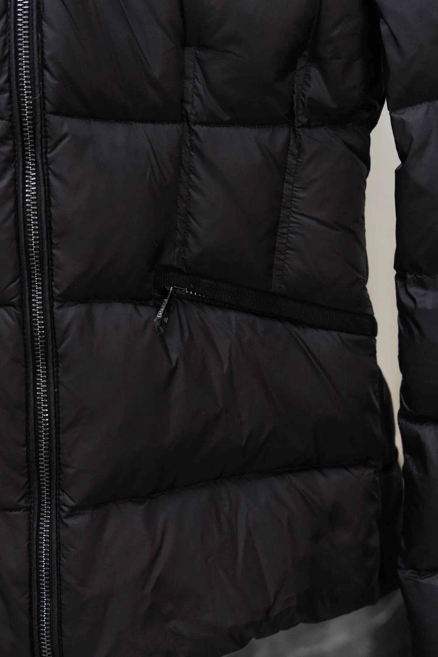 P1100 Model No. J0179 MONCLER Boed series solid color quilted raw edge collar waistband. Uses 340 grams of velvet content. Clear thread routing. Uses 10,000-needle embroidery. Original order customization 1:1 smooth and delicate lines. Better hand feel and texture. Not easy to deform, not easy to shrink, not easy to fade, maintains long-lasting beauty. Color Black White Size S-XL
