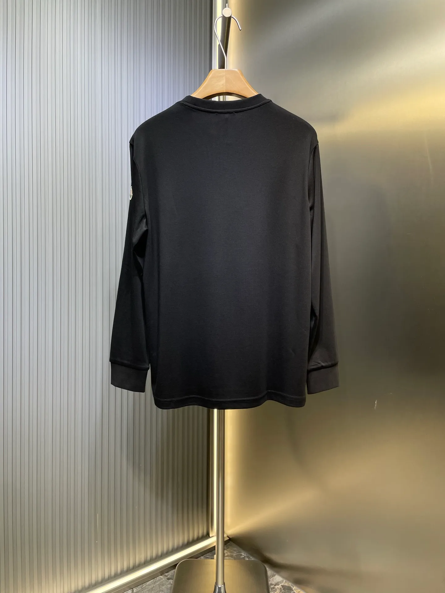 P320 Moncler 🌟 25ss new autumn and winter embroidered round neck bottoming long-sleeved T-shirt. The front chest is decorated with brand logo embroidery design. The left sleeve is decorated with felt embroidery classic logo. The cuffs are designed with high-end threads. It is a basic men's item and injects new ideas into men's wardrobe. Made of 100% long-staple cotton➕imported Lenzing Modal blended fabric. The fabric has a high-end texture, is soft and silky, has excellent elasticity, is anti-wrinkle and anti-yellowing, and will not be easily deformed after long-term wear and washing. Black, white, blue size: s-xxxl