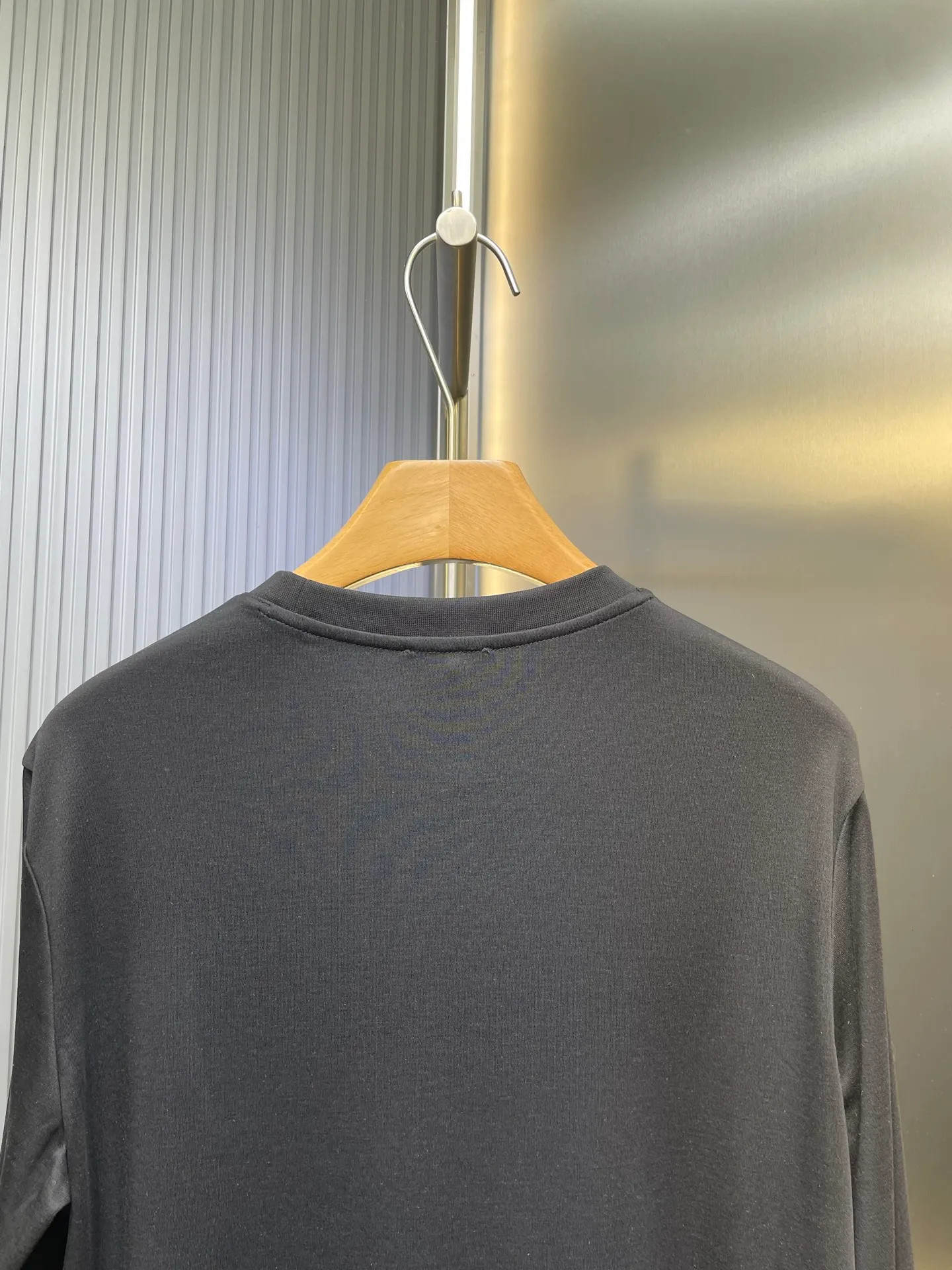 P320 Moncler 🌟 25ss new autumn and winter embroidered round neck bottoming long-sleeved T-shirt. The front chest is decorated with brand logo embroidery design. The left sleeve is decorated with felt embroidery classic logo. The cuffs are designed with high-end threads. It is a basic men's item and injects new ideas into men's wardrobe. Made of 100% long-staple cotton➕imported Lenzing Modal blended fabric. The fabric has a high-end texture, is soft and silky, has excellent elasticity, is anti-wrinkle and anti-yellowing, and will not be easily deformed after long-term wear and washing. Black, white, blue size: s-xxxl