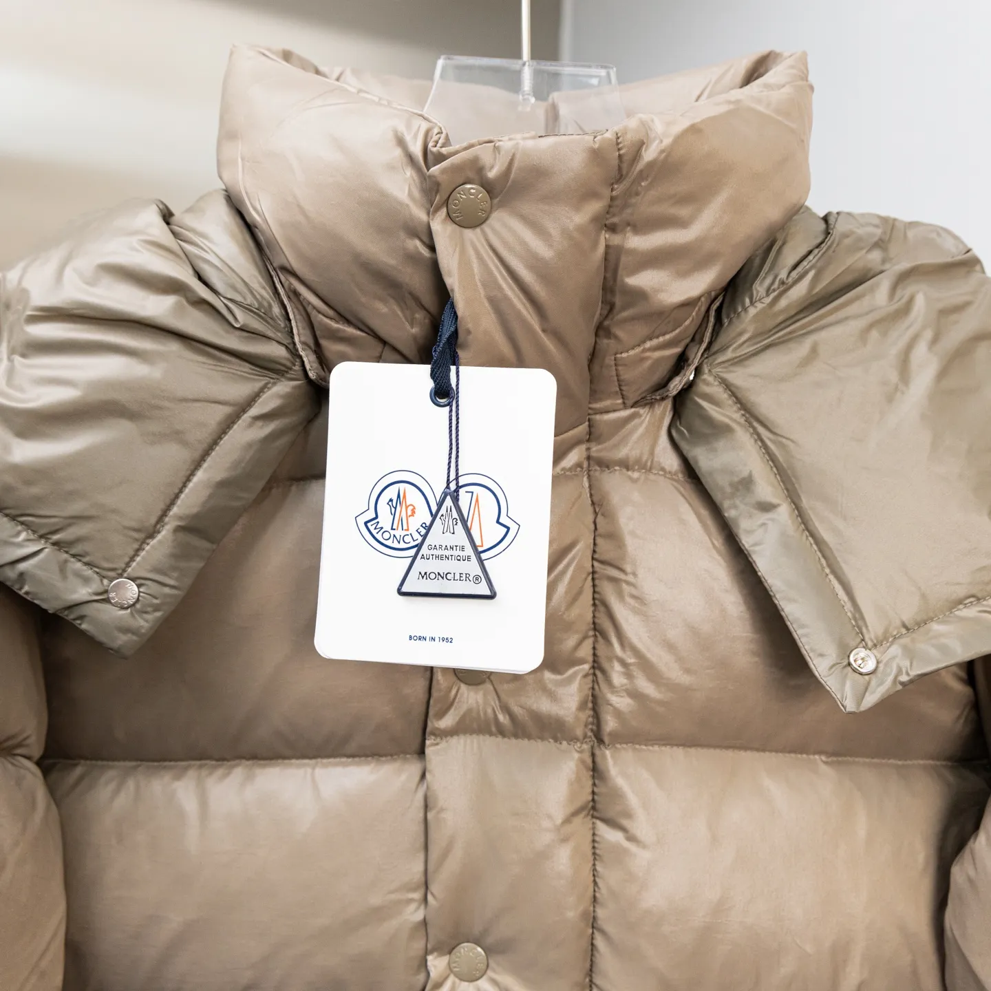 P740 Top version 🆕🆕🆕🆕Moncler/Moncler Maya 70th anniversary limited down jacket Moncler Maya classic shiny small label down jacket, the pockets on the cuffs are a perfect combination with the 70-week wool felt small label, the hood is removable, the fabric is customized and is consistent with the original version, the lacquered shiny fabric is windproof and waterproof, the same as the original version Filled with 90% white duck down, up to 400g of down, excellent thermal insulation effect, a must in cold areas Customized original accessories, complete with three labels, molded custom logo buttons Color: Black White Brown SIZE: 1 2 3 4 5